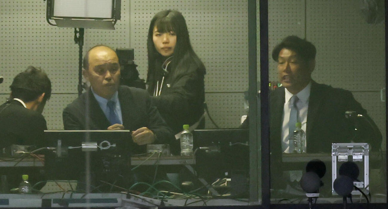 阪神対DeNA　試合の解説をする岡田オーナー付顧問（左）と原口氏（撮影・加藤哉）