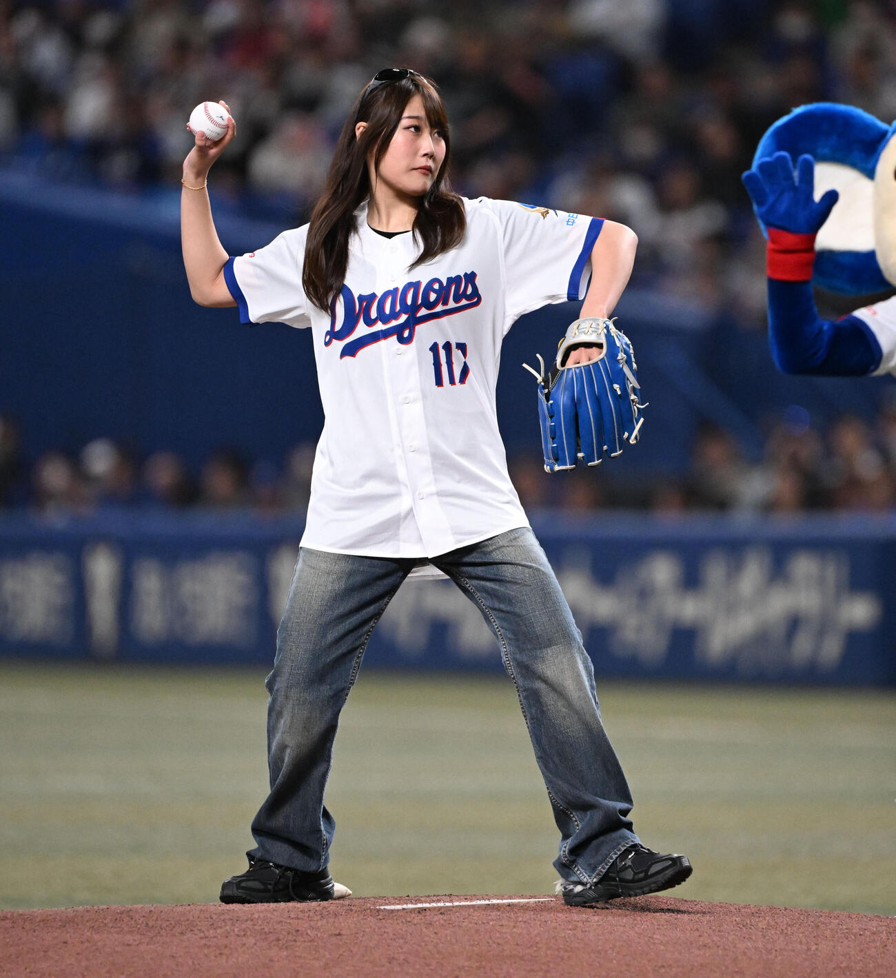 始球式を務めるスノーボードの村瀬心椛（撮影・和賀正仁）