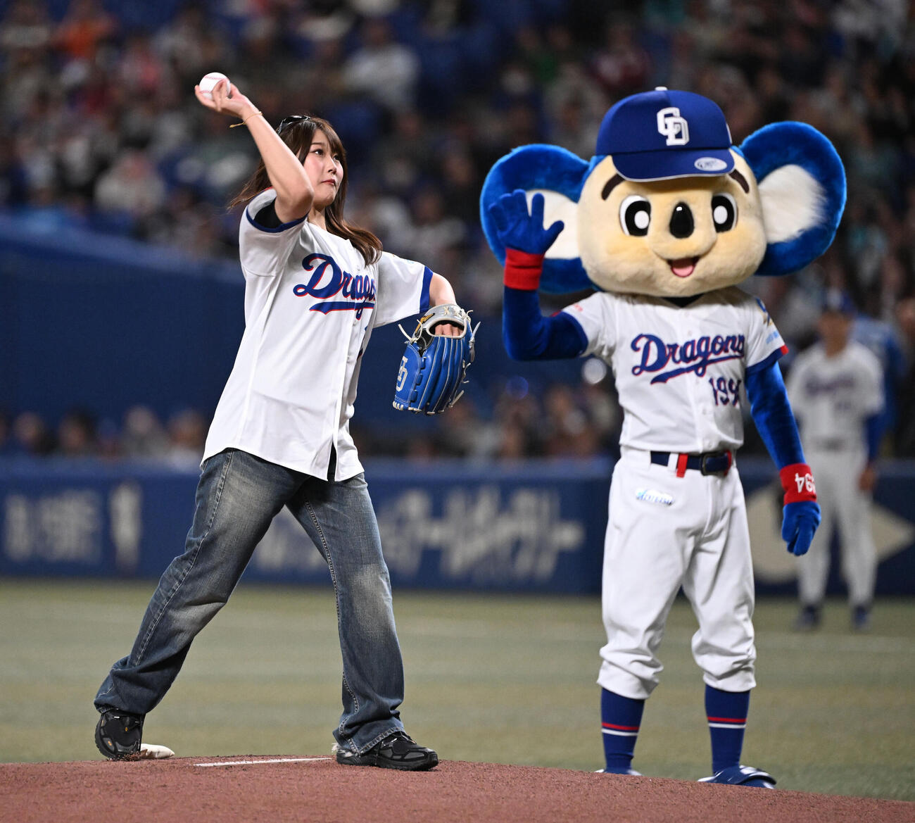 始球式を務めるスノーボードの村瀬心椛（撮影・和賀正仁）