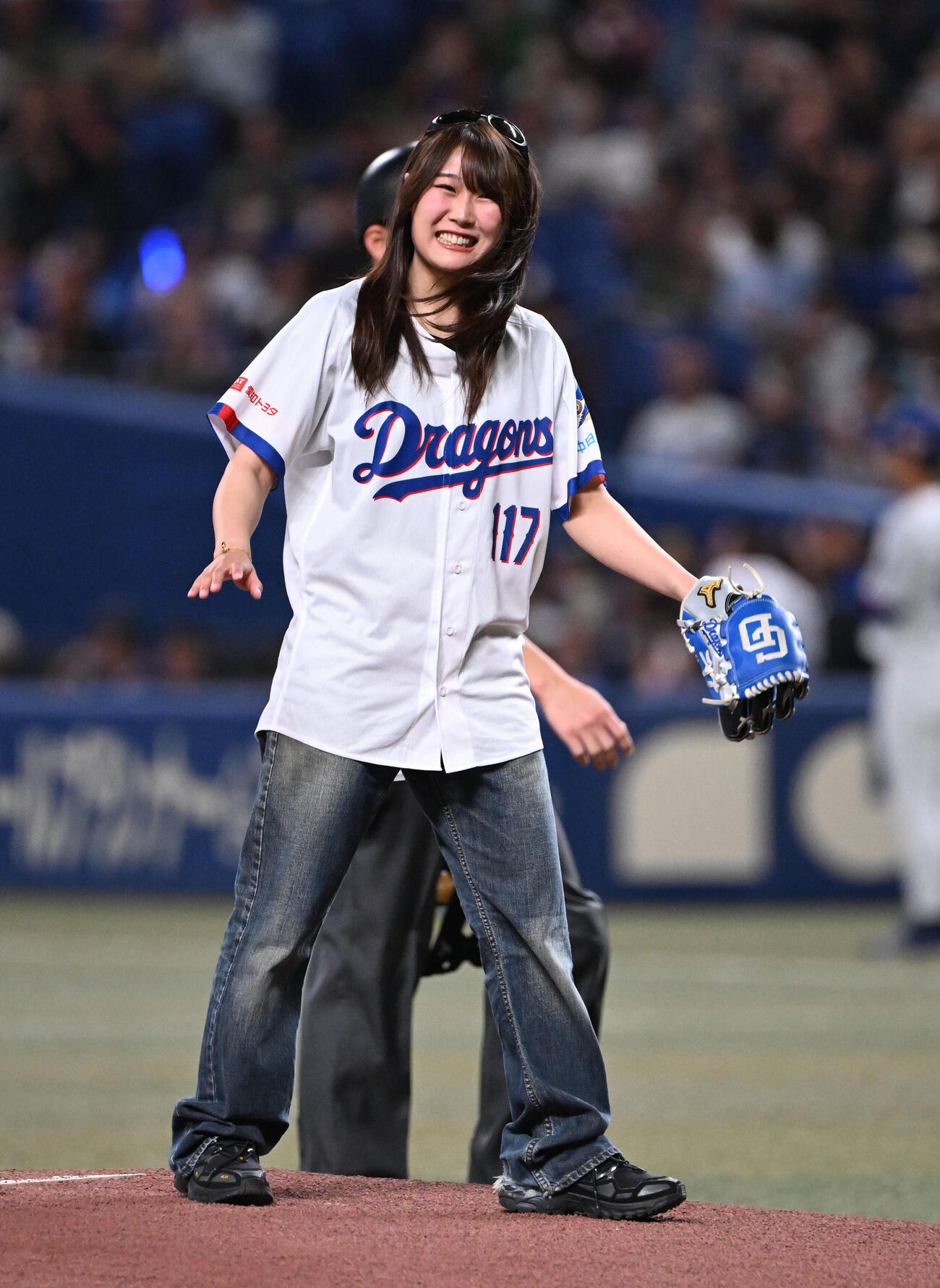 始球式を務めるスノーボードの村瀬心椛（撮影・和賀正仁）