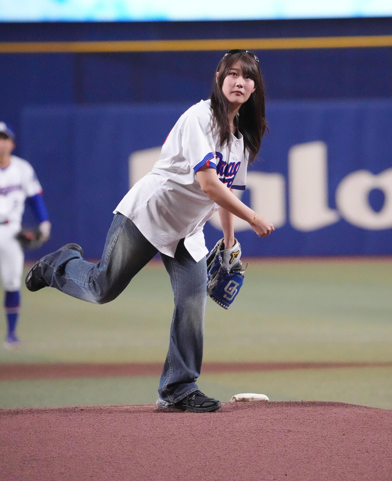 中日対巨人　始球式を行う村瀬心椛（撮影・森本幸一）
