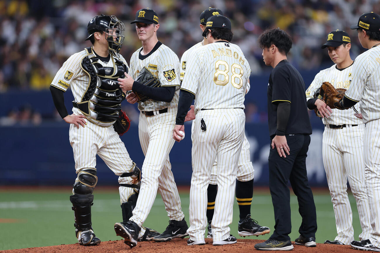 阪神対DeN5回表DeNA2死一、二塁、降板となるルーカス（左から2人目）（撮影・前田充）