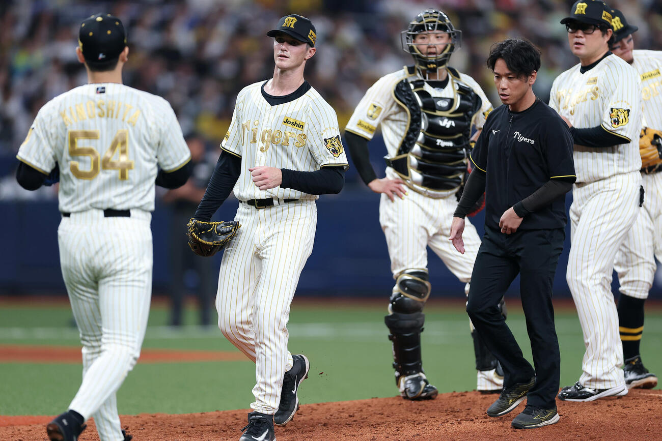 阪神対DeNA 5回表DeNA2死一、二塁、降板となるルーカス（左から2人目）。左端は2番手の木下（撮影・前田充）