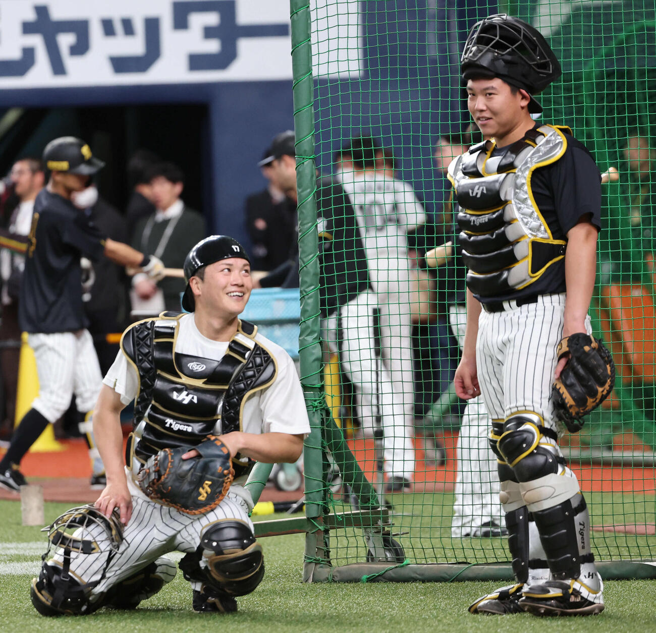 阪神対DeNA　防具をつけて練習する阪神伏見寅威（左）と嶋村（撮影・西尾就之）