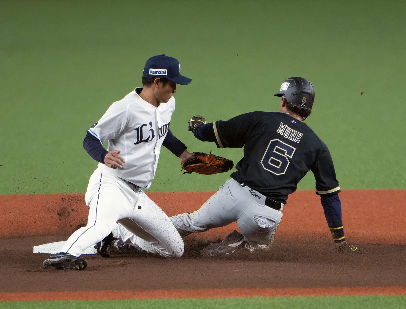 西武対オリックス　1回表オリックス無死一塁、宗の二盗を阻止する石井（撮影・小島史椰）