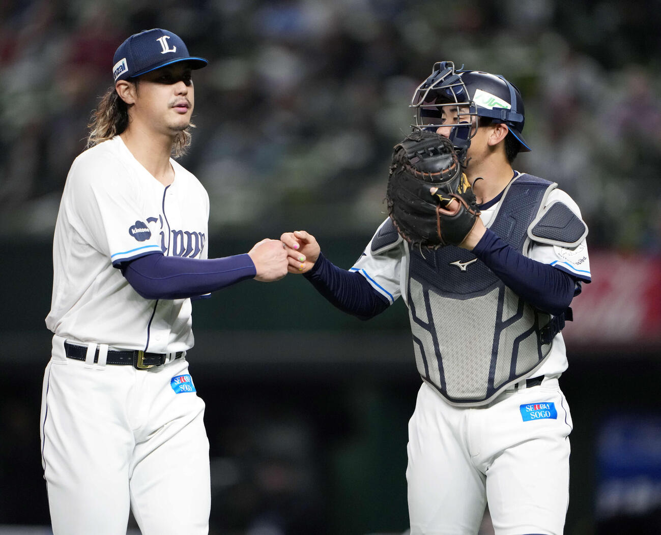 西武対オリックス　2回表オリックス2死一塁、紅林を中飛で仕留めグータッチする高橋光（左）と小島（撮影・小島史椰）