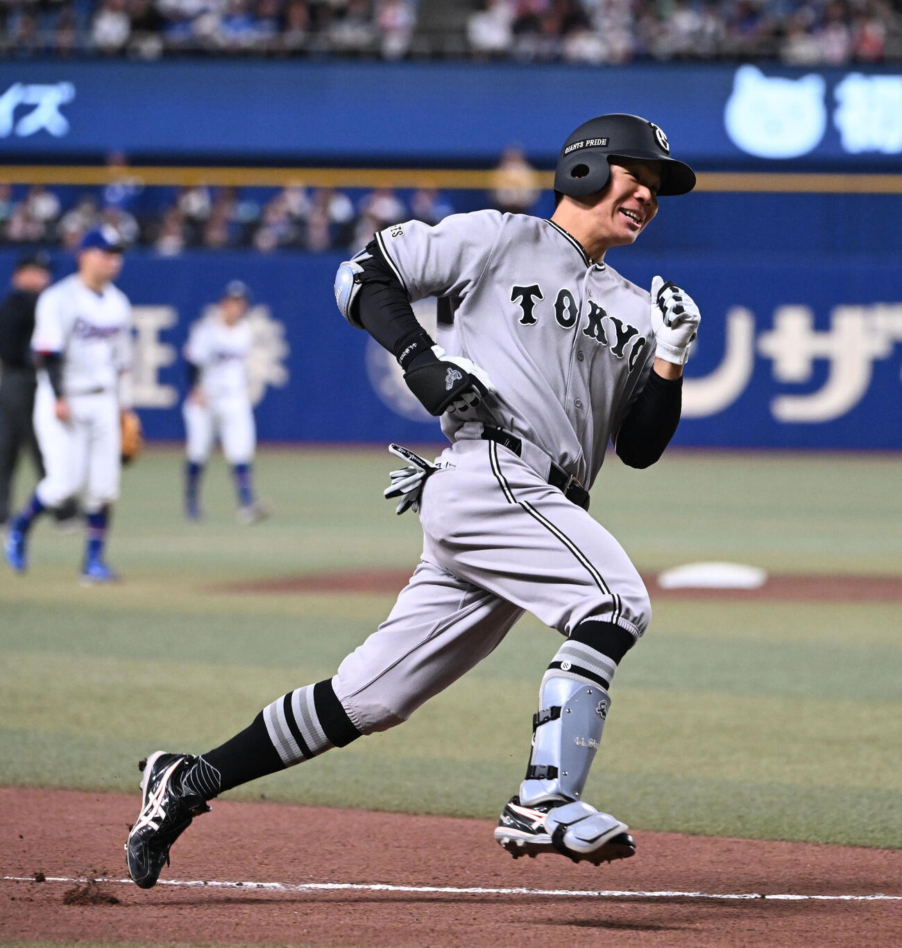 中日対巨人　6回表巨人1死、右中間にソロ本塁打を放った佐々木は笑顔で三塁を回る（撮影・和賀正仁）