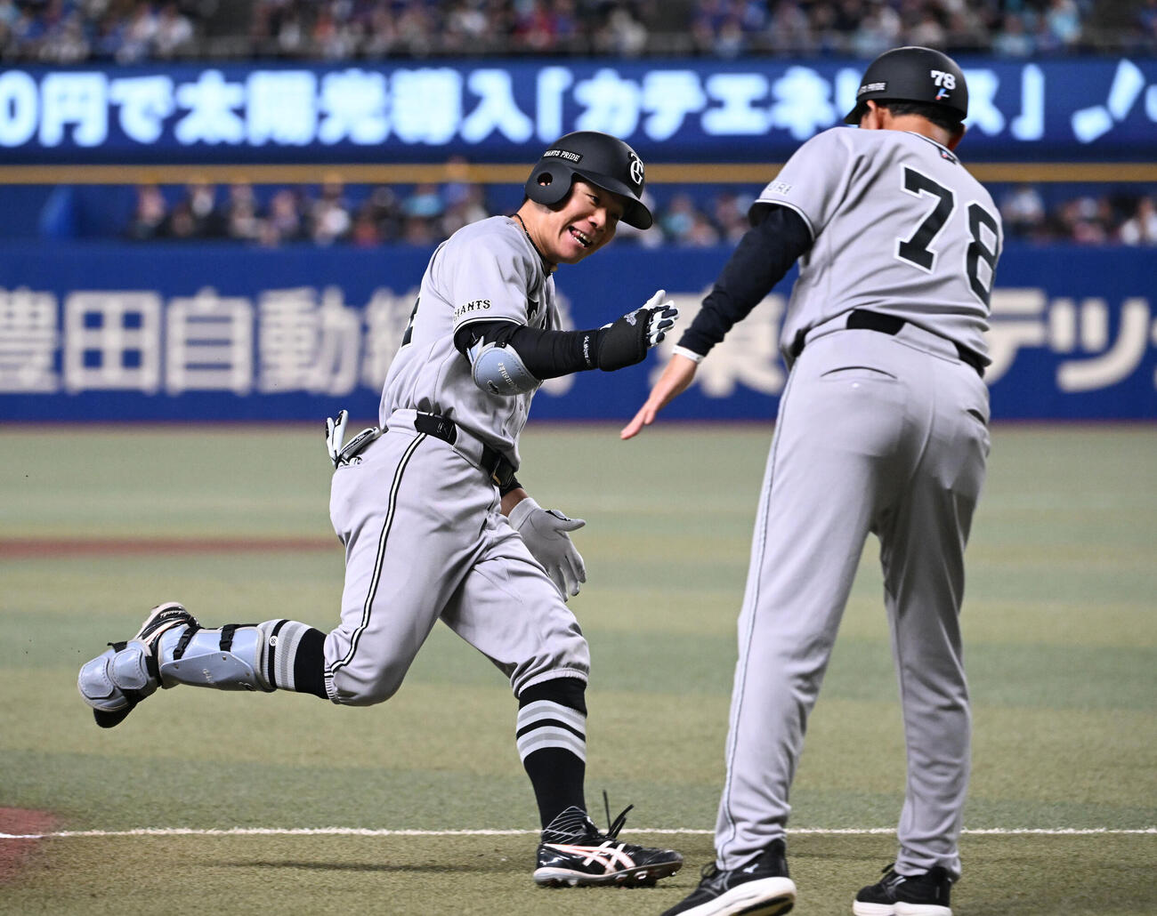 中日対巨人　6回表巨人1死、右中間にソロ本塁打を放った佐々木は笑顔で三塁を回る（撮影・和賀正仁）