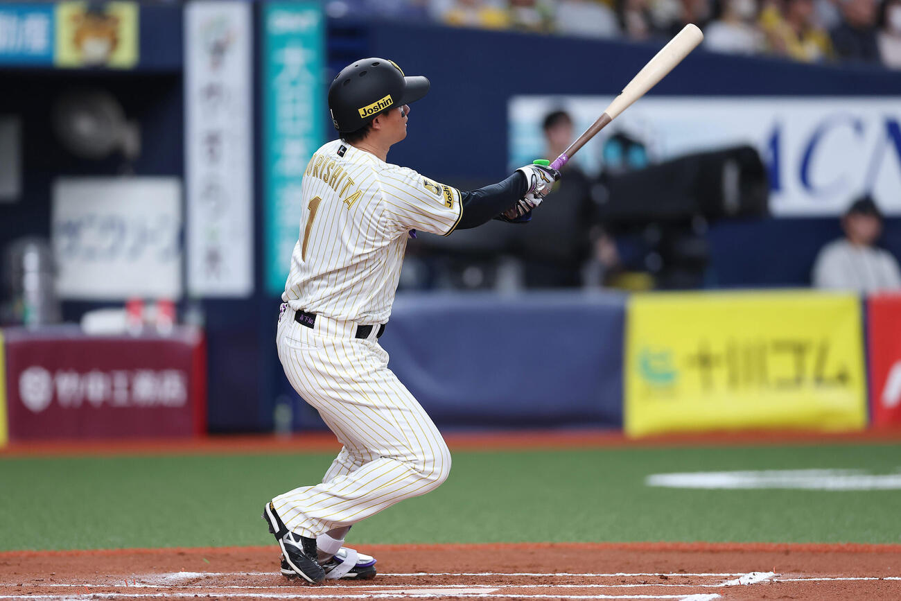 阪神対DeNA 6回裏阪神2死、左越え本塁打を放つ森下（撮影・前田充）