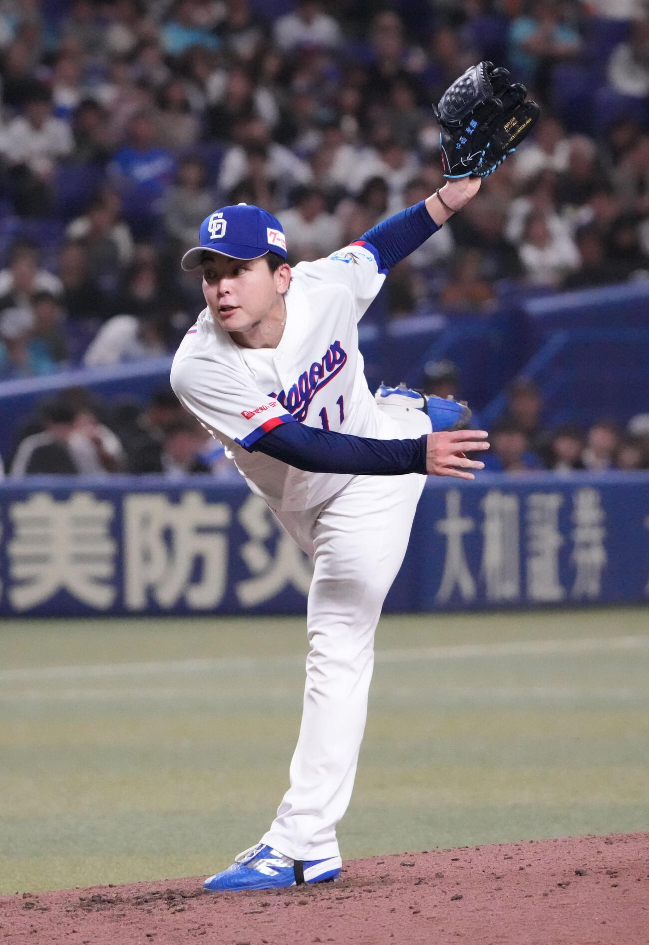 中日対巨人　4回表、力投する中日先発の中西（撮影・森本幸一）