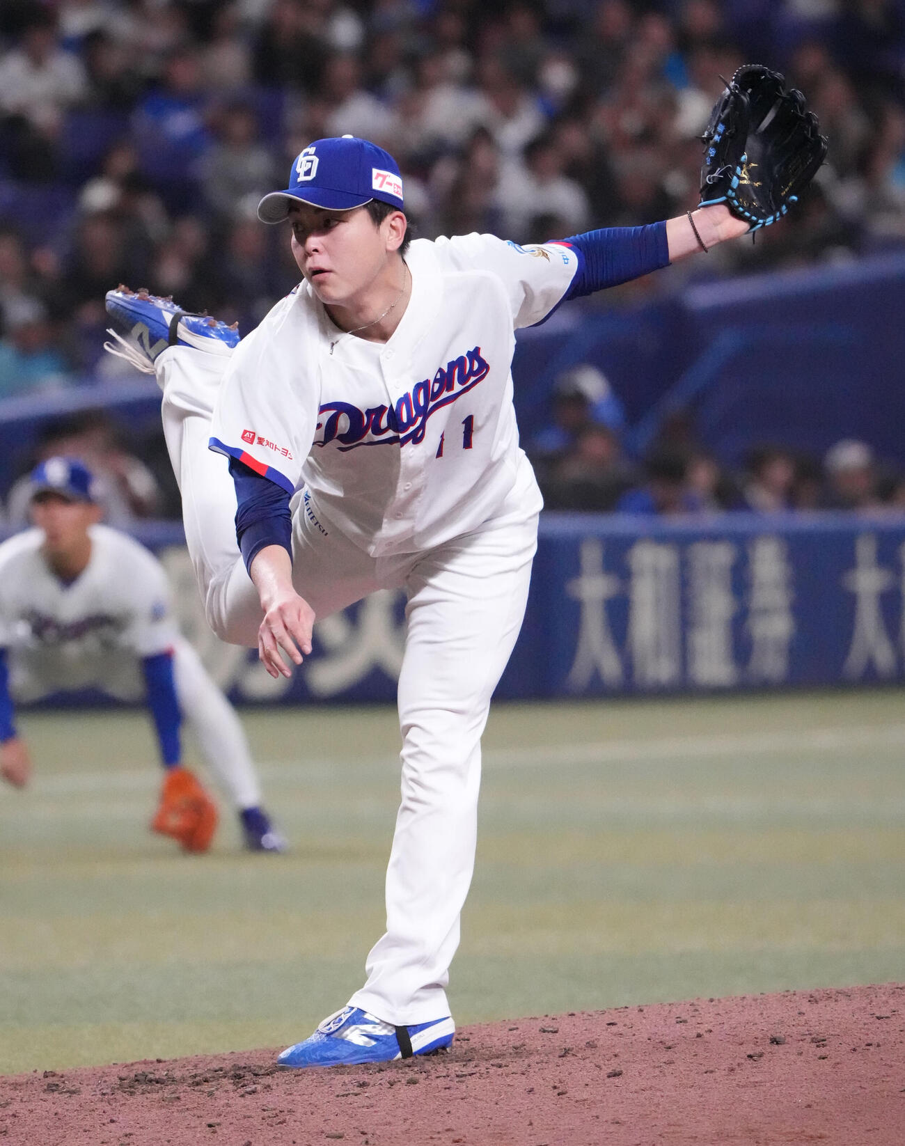 中日対巨人　4回表、力投する中日先発の中西（撮影・森本幸一）