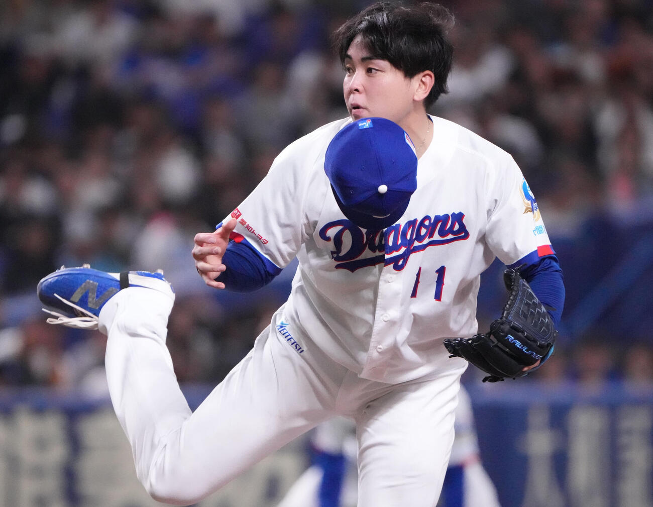 中日対巨人　5回表、帽子を飛ばし力投する中日先発の中西（撮影・森本幸一）