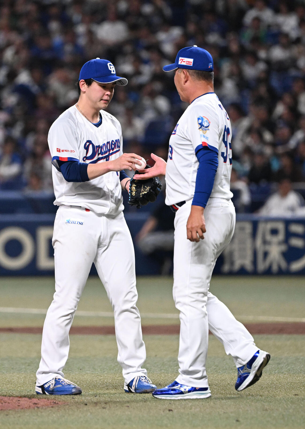 中日対巨人　6回表巨人1死一塁、井上監督（右）に降板を告げられる中西（撮影・和賀正仁）