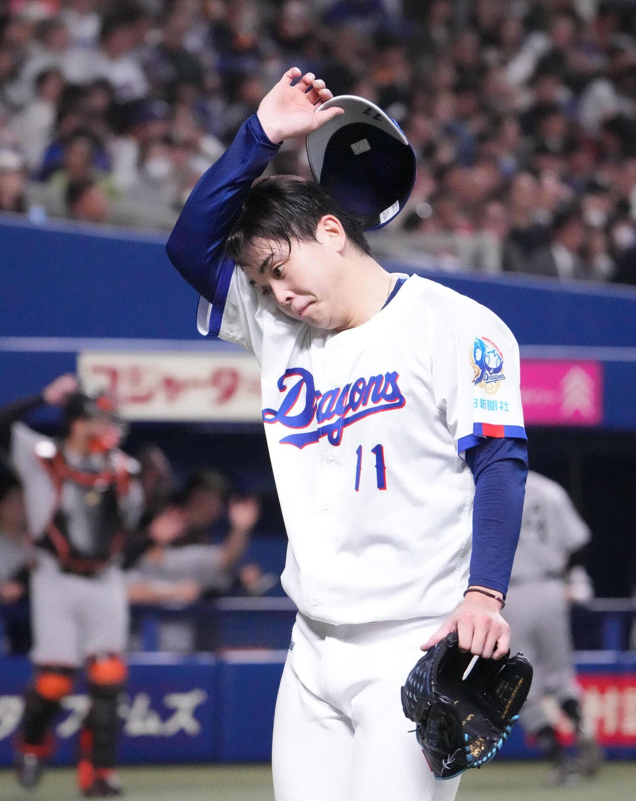 中日対巨人　1回表終了、ベンチへ戻る中西（撮影・森本幸一）