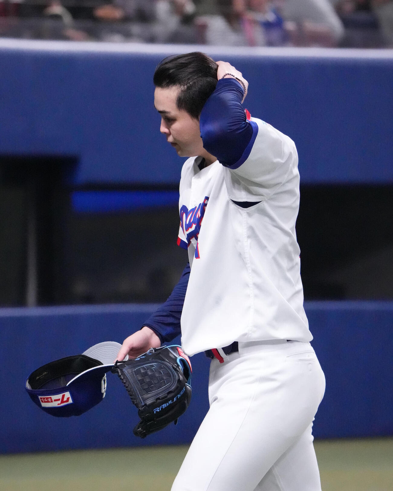 中日対巨人　1回表終了、ベンチへ戻る中西（撮影・森本幸一）