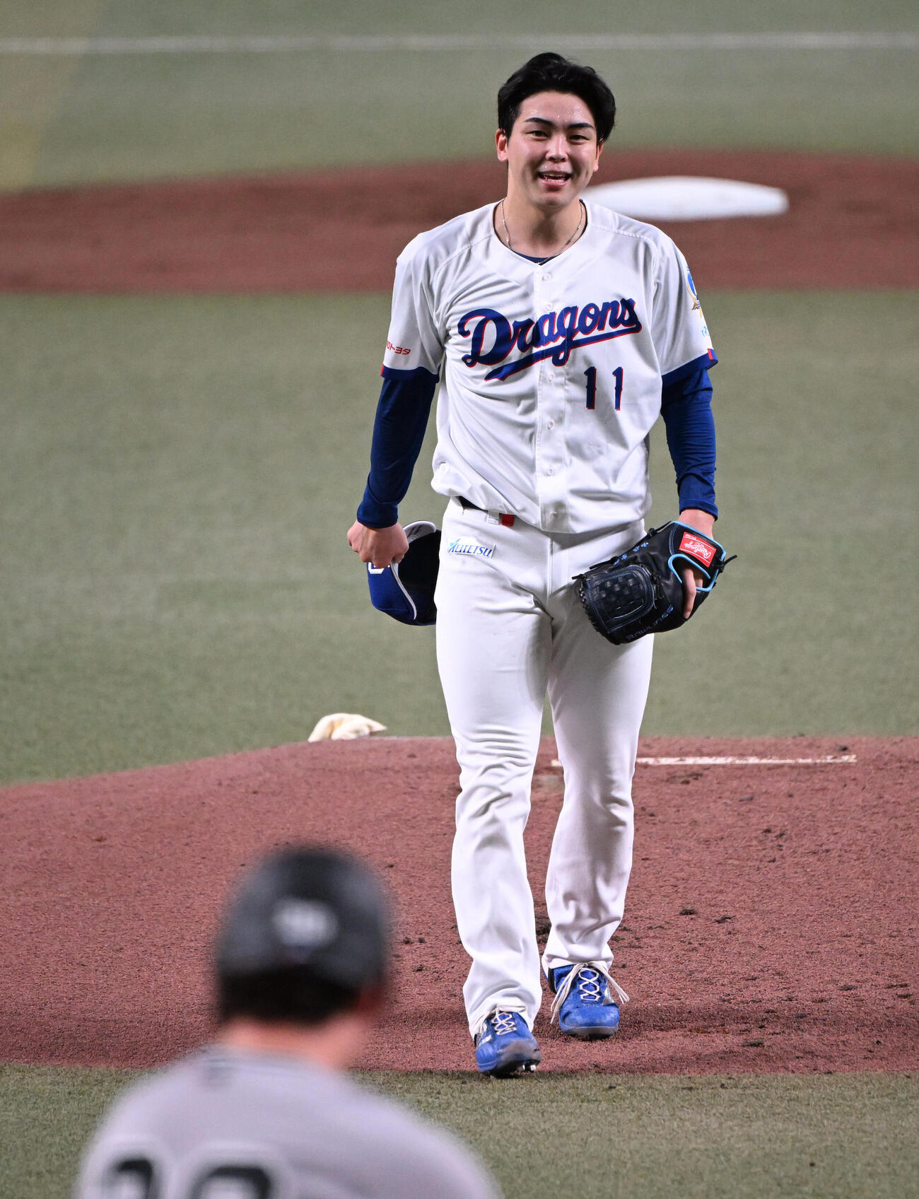 中日対巨人　1回表巨人無死一、二塁、ダルベックに死球を出す中西（撮影・和賀正仁）