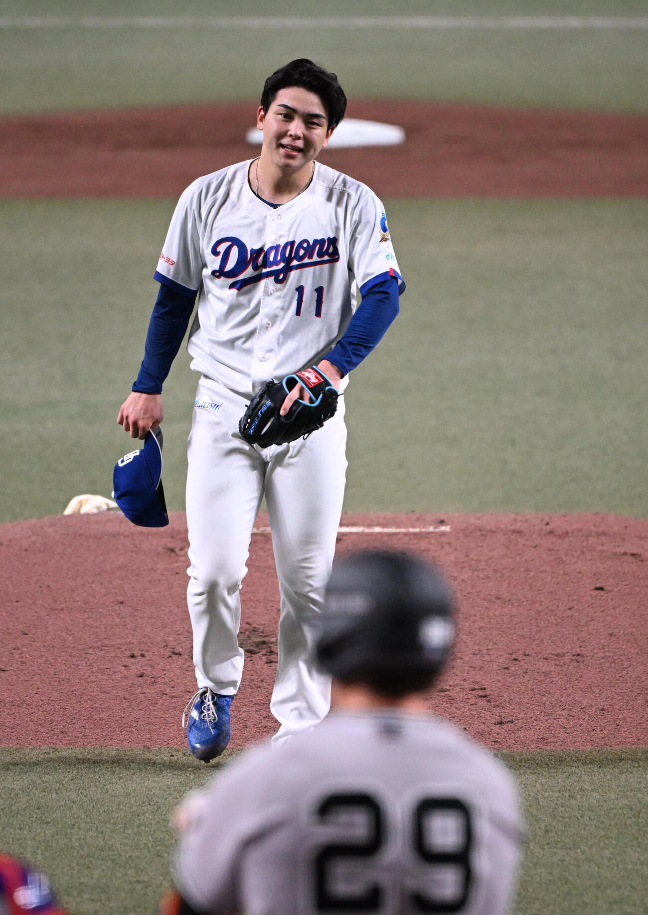 中日対巨人　1回表巨人無死一、二塁、ダルベックに死球を出す中西（撮影・和賀正仁）
