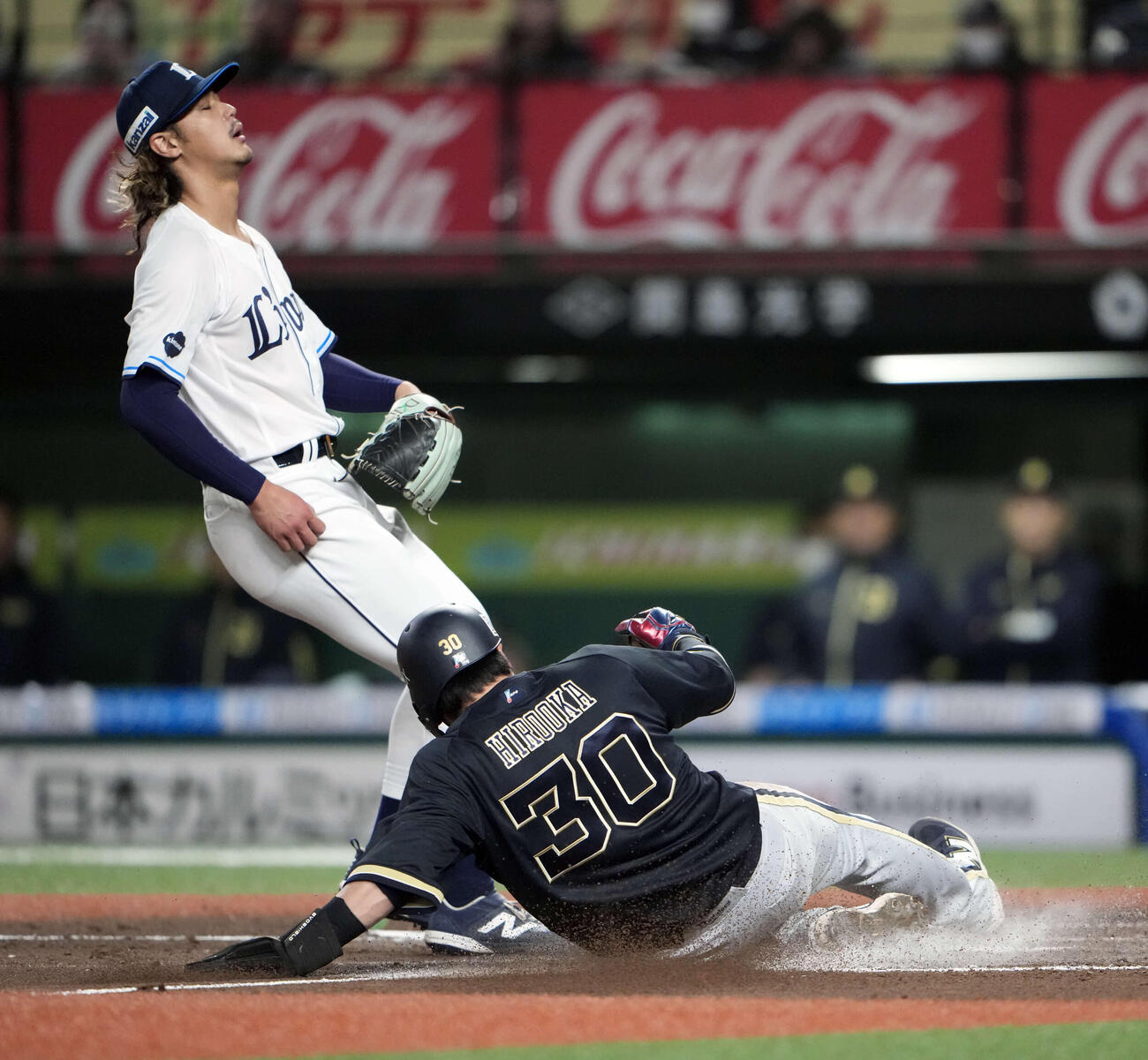 西武対オリックス　6回表オリックス1死満塁、捕逸で三塁走者広岡の生還を許す高橋光（撮影・小島史椰）