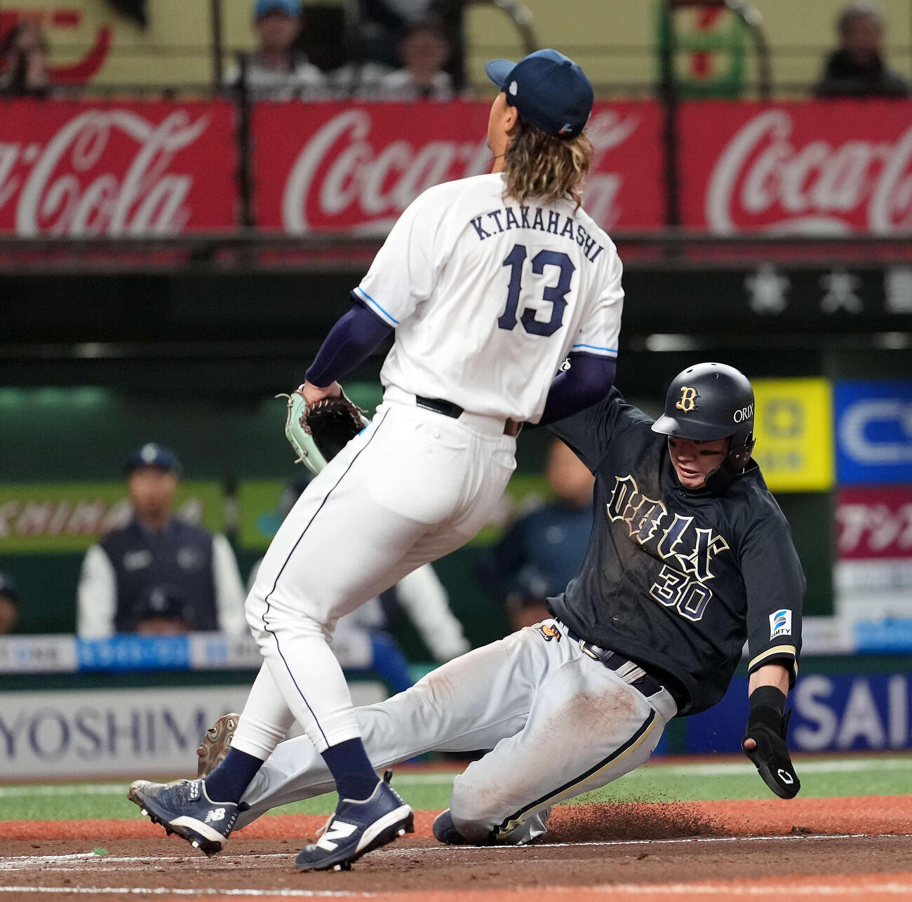 西武対オリックス　6回表オリックス1死満塁、捕逸で本塁を突く三走広岡（撮影・たえ見朱実）