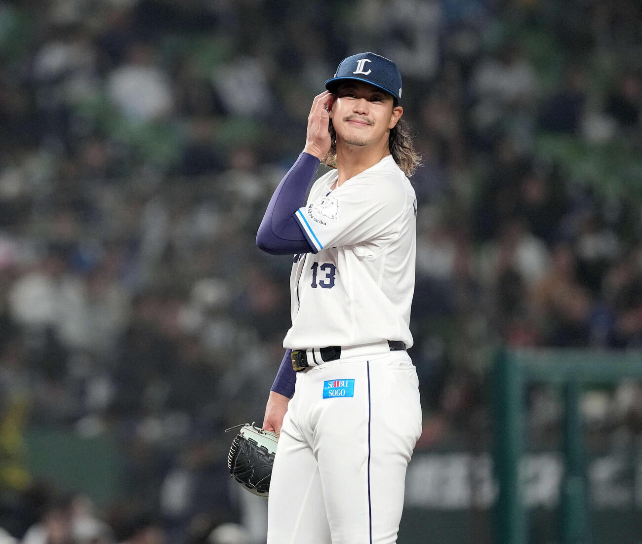 西武対オリックス　6回表、オリックスに4点目を喫し苦笑いを浮かべる西武の先発高橋光（撮影・たえ見朱実）