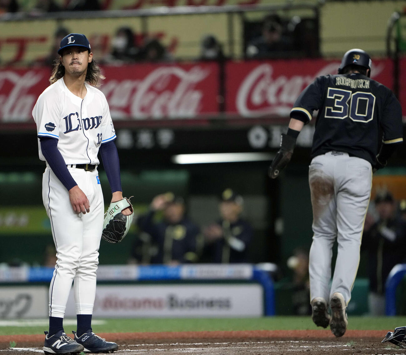 西武対オリックス　6回表オリックス1死満塁、捕逸で三塁走者広岡の生還を許す高橋光（撮影・小島史椰）