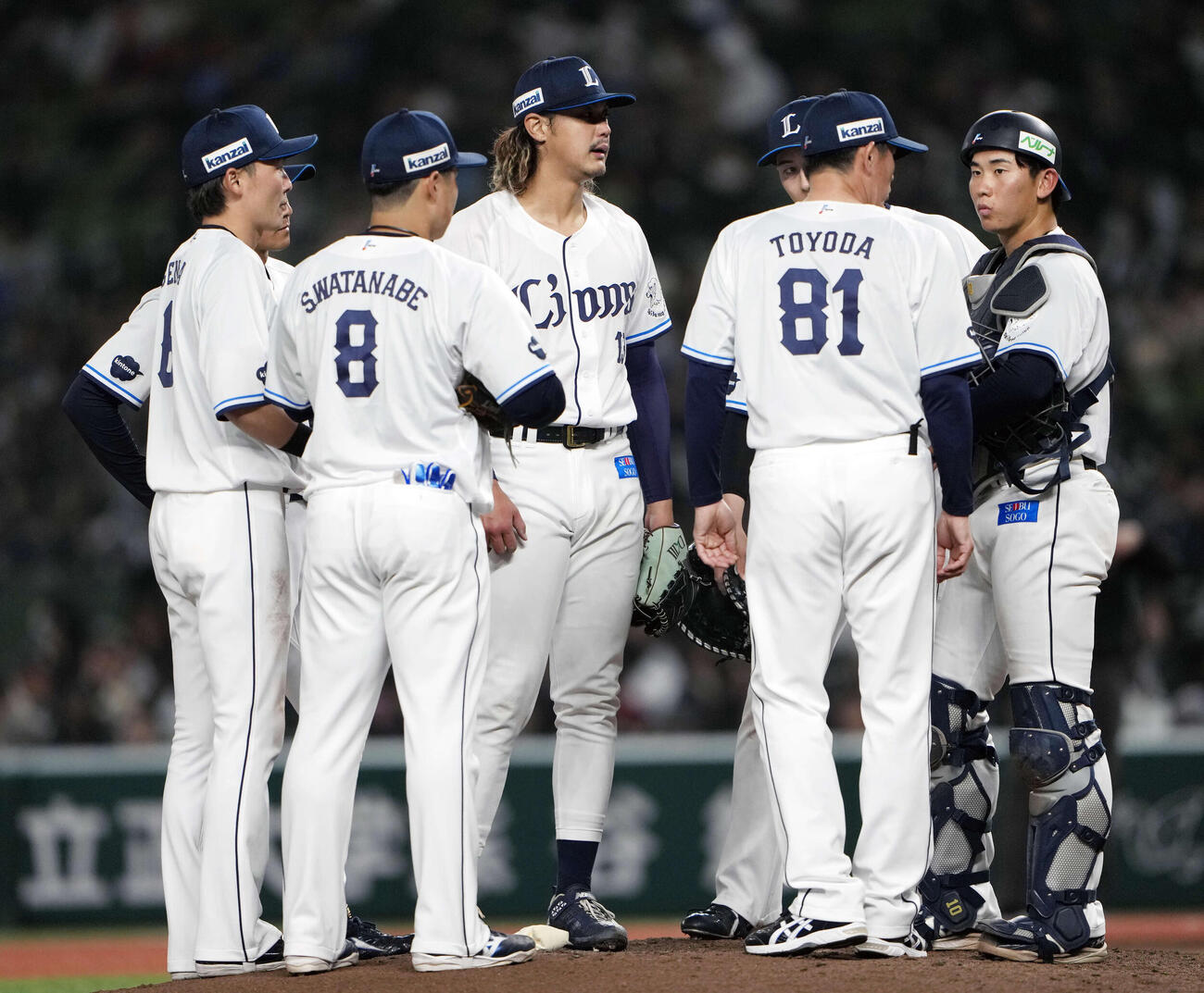西武対オリックス　6回表オリックス無死一塁、マウンドに集まる西武ナイン（撮影・小島史椰）
