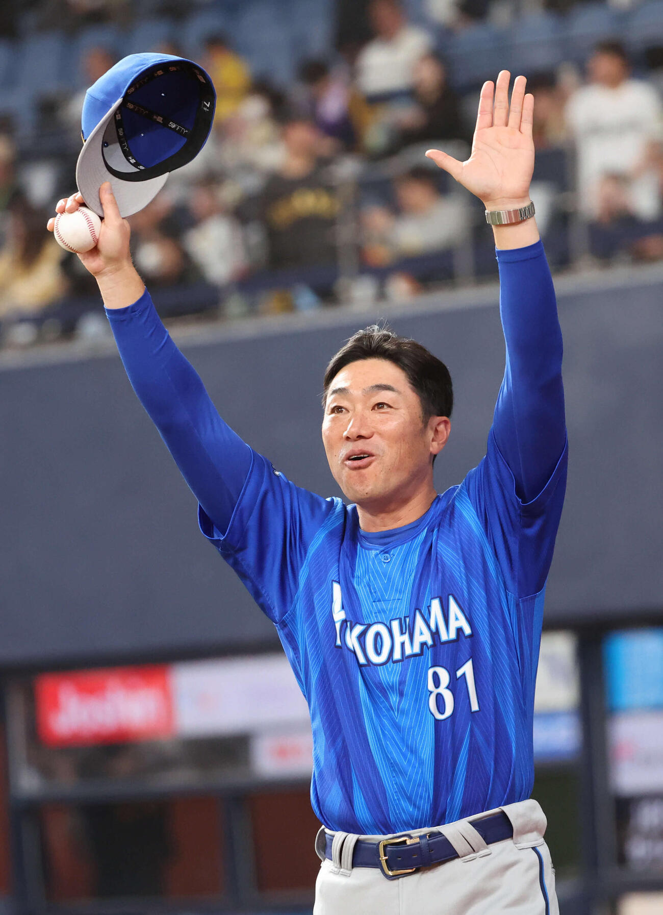 阪神対DeNA　初勝利のDeNA相川監督は左翼席ファンに向かってバンザイ（撮影・西尾就之）