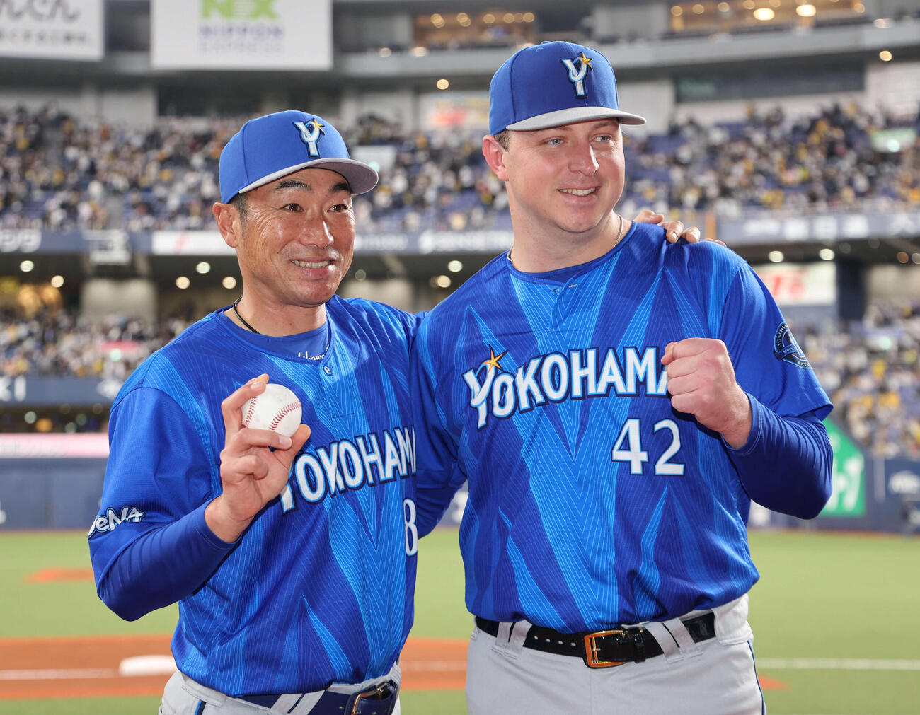 阪神対DeNA　ともに初勝利のDeNA相川監督（左）とコックスはガッツポーズで記念写真に納まる（撮影・西尾就之）