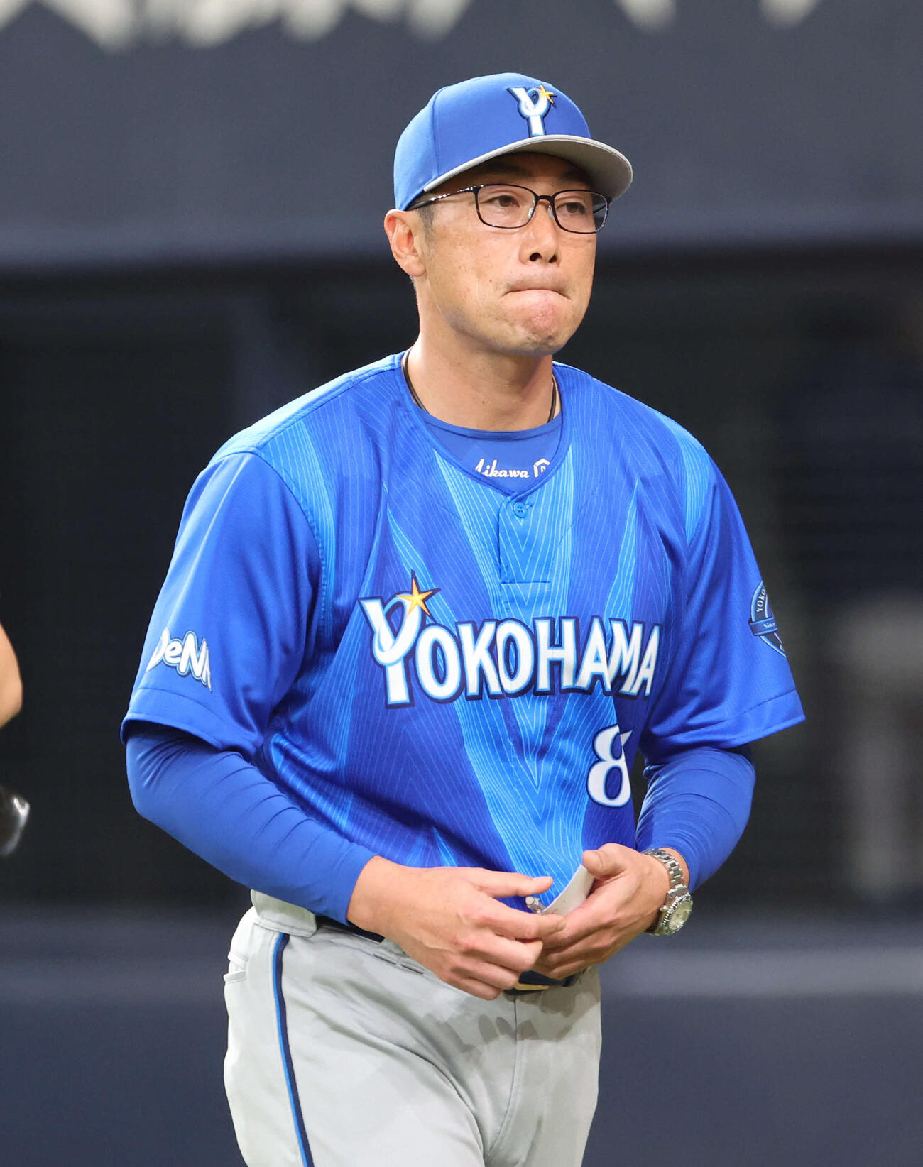 阪神対DeNA 8回の攻撃を終え、選手交代を告げてベンチに戻るDeNA相川監督（撮影・西尾就之）