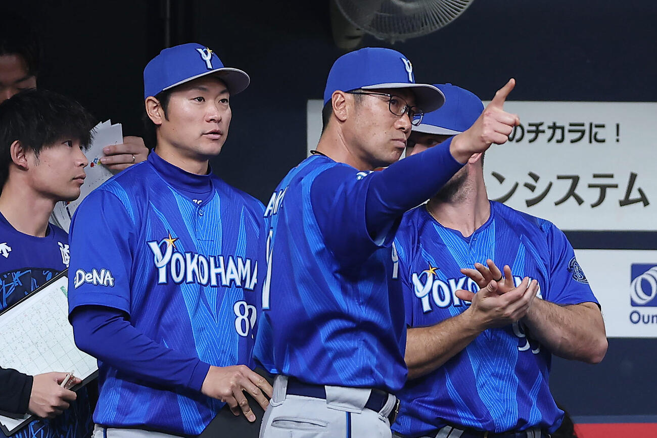 阪神対DeNA 7回裏のピンチをしのいだナインを迎えるDeNA相川監督（中央）（撮影・前田充）