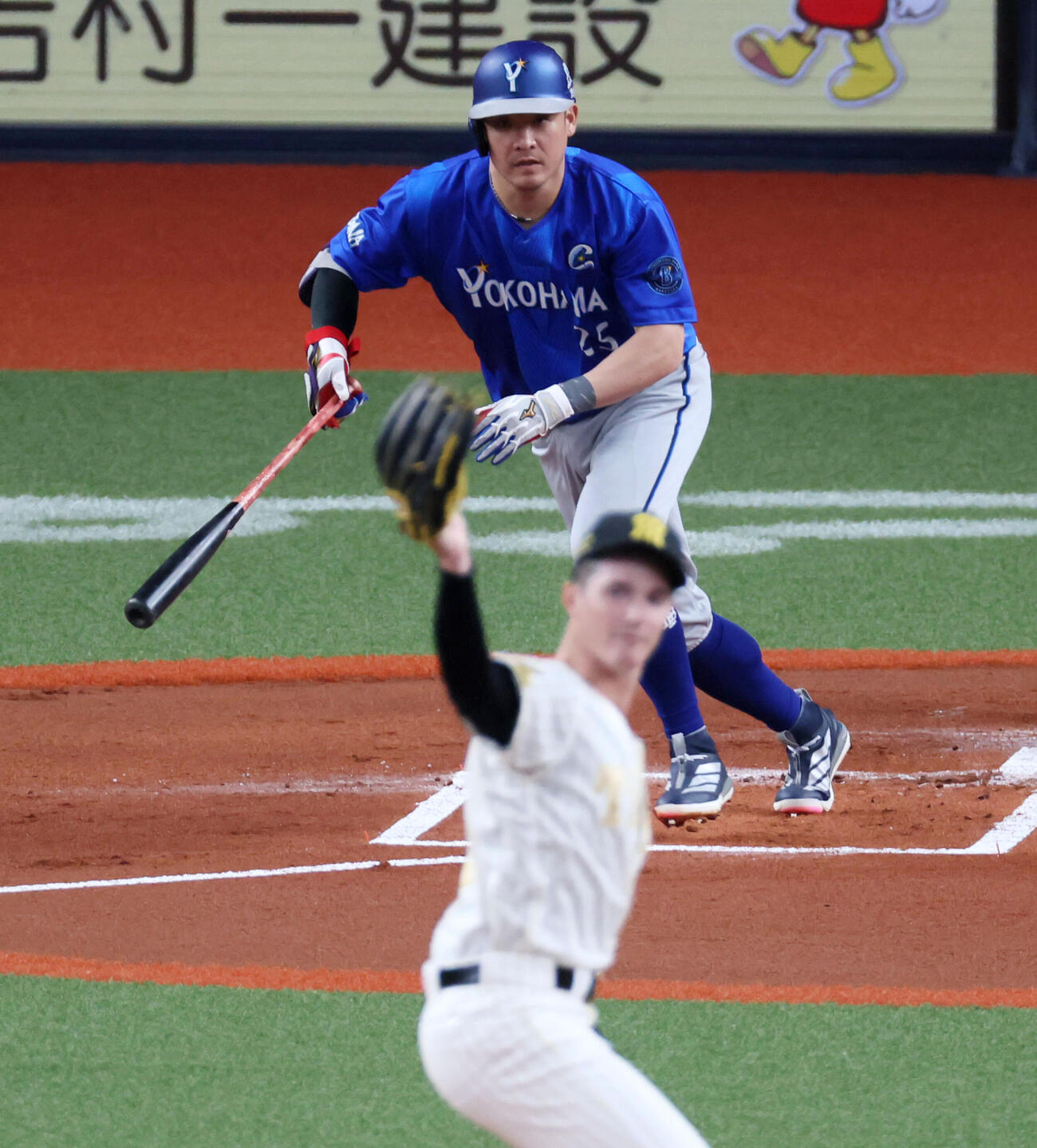 阪神対DeNA 1回表DeNA無死一、三塁、筒香は中前適時打を放つ。投手ルーカス（撮影・加藤哉）