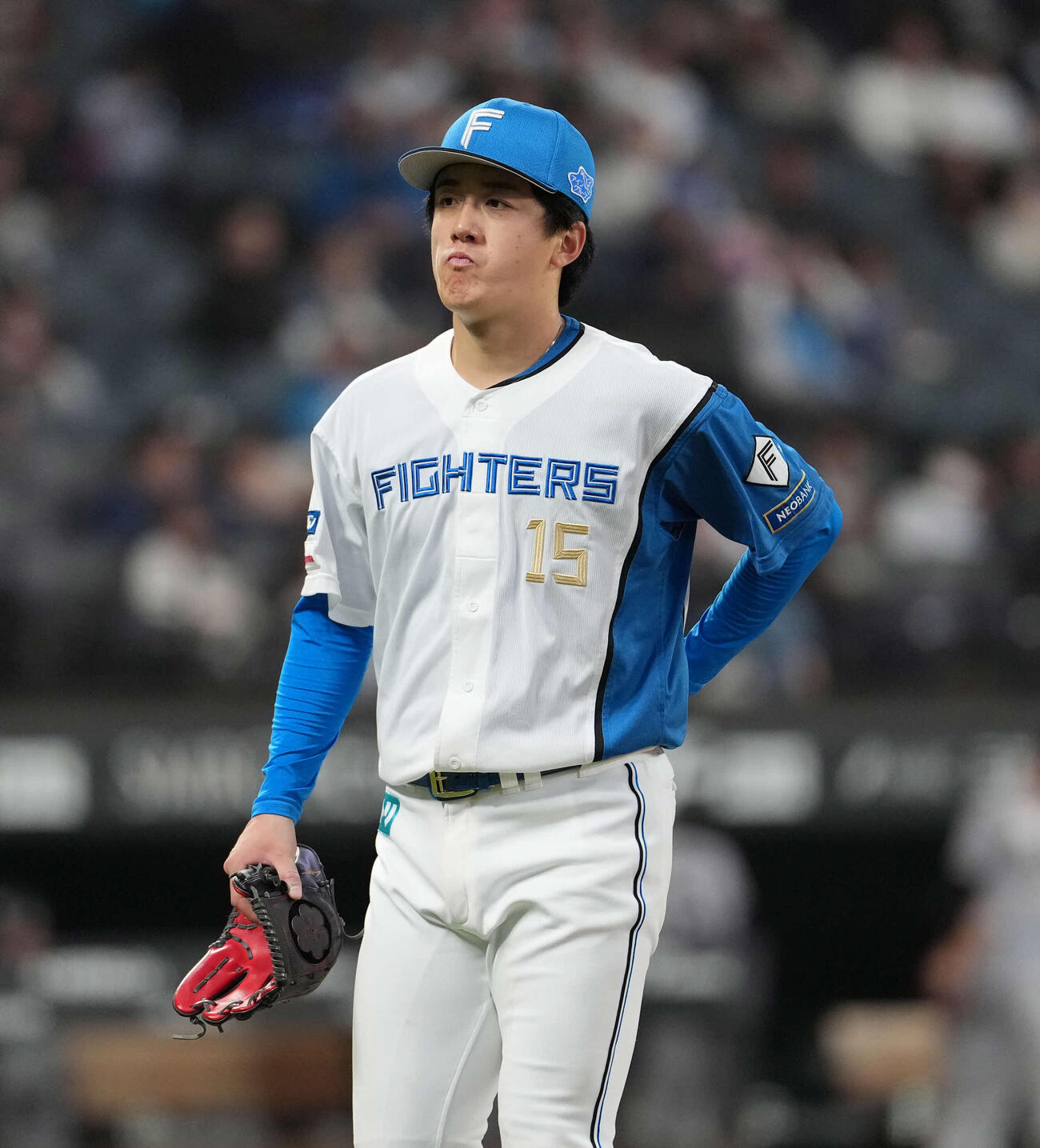 日本ハム対ロッテ　4回に3点を失い浮かない表情で引き揚げる北山（撮影・井上学）