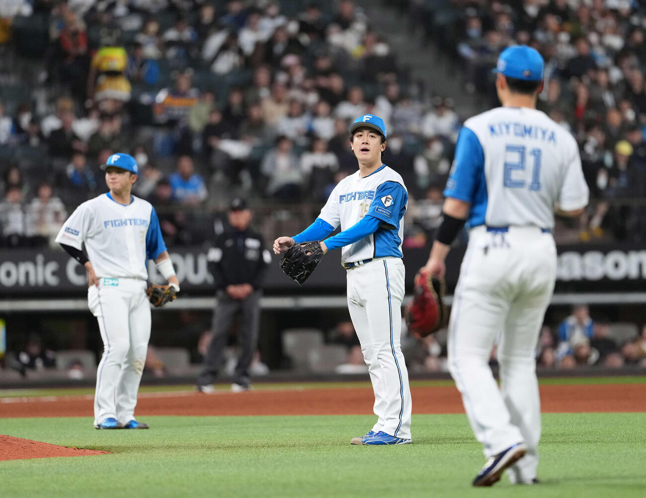 日本ハム対ロッテ　6回にボークを撮られた北山（撮影・井上学）