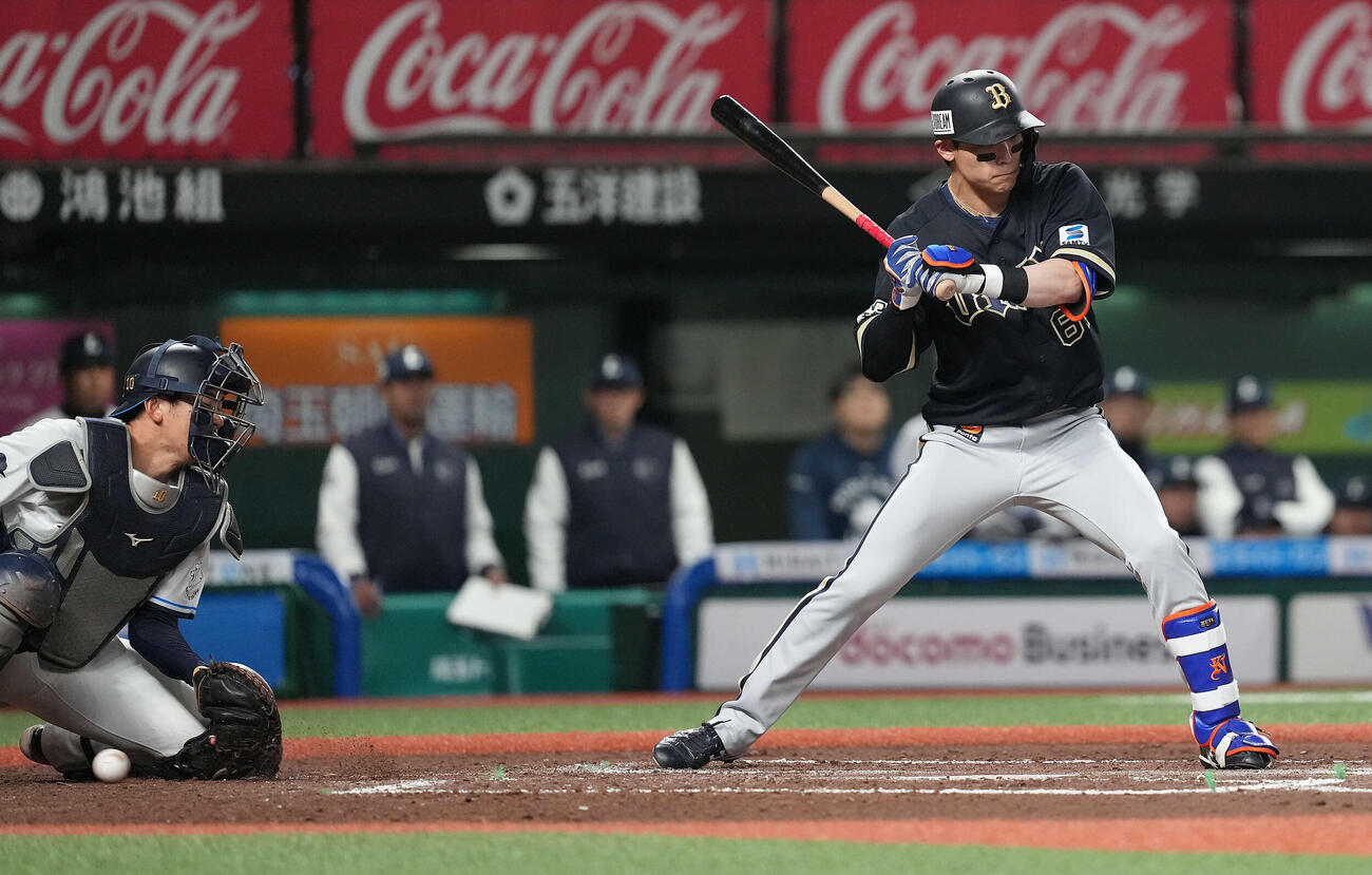 西武対オリックス　6回表オリックス1死満塁、打者中川、高橋光の投球を後逸する捕手小島（撮影・たえ見朱実）