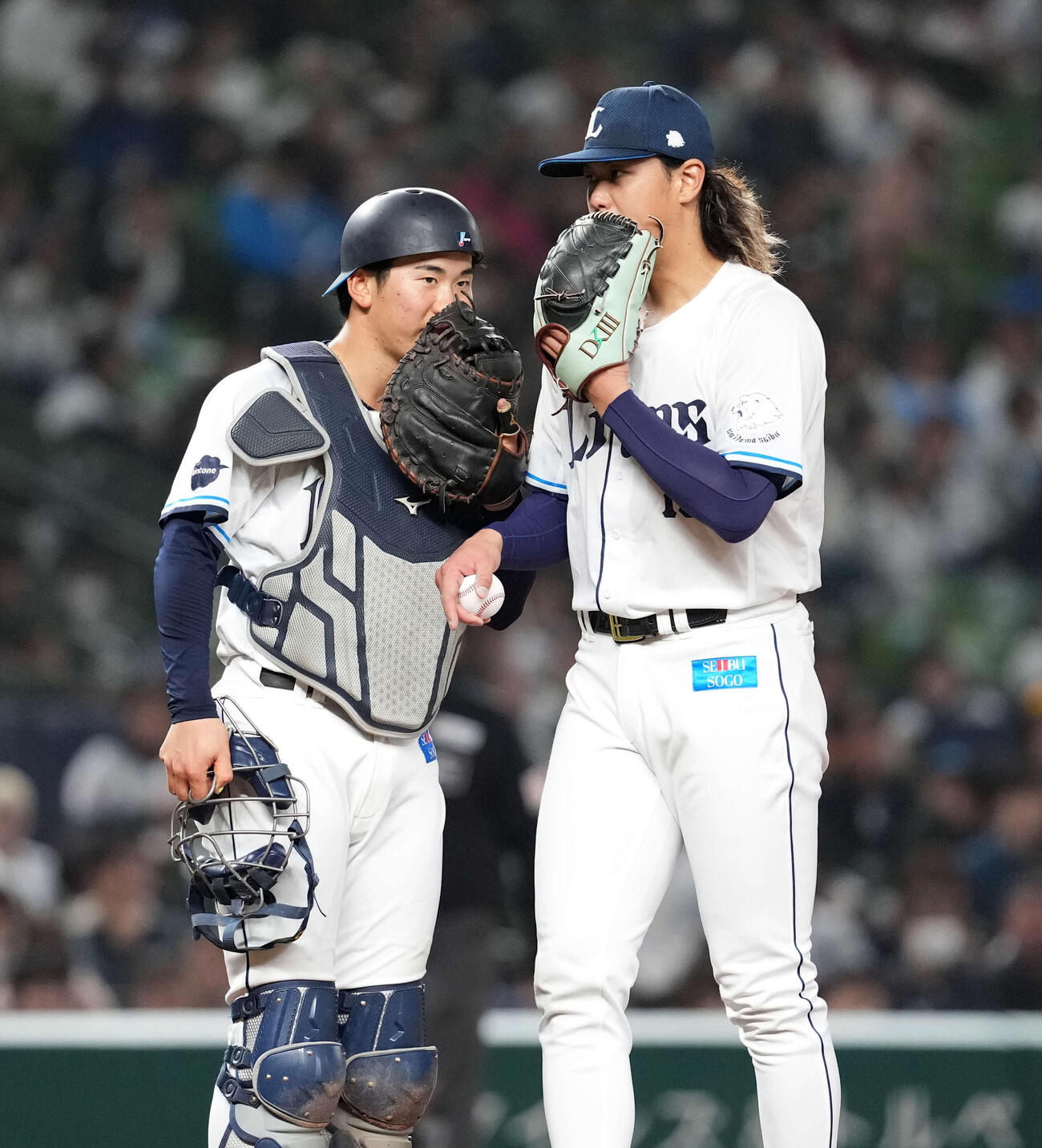 西武対オリックス　6回表、オリックスに先制を許し捕手小島（左）と話をする西武の先発高橋光（撮影・たえ見朱実）
