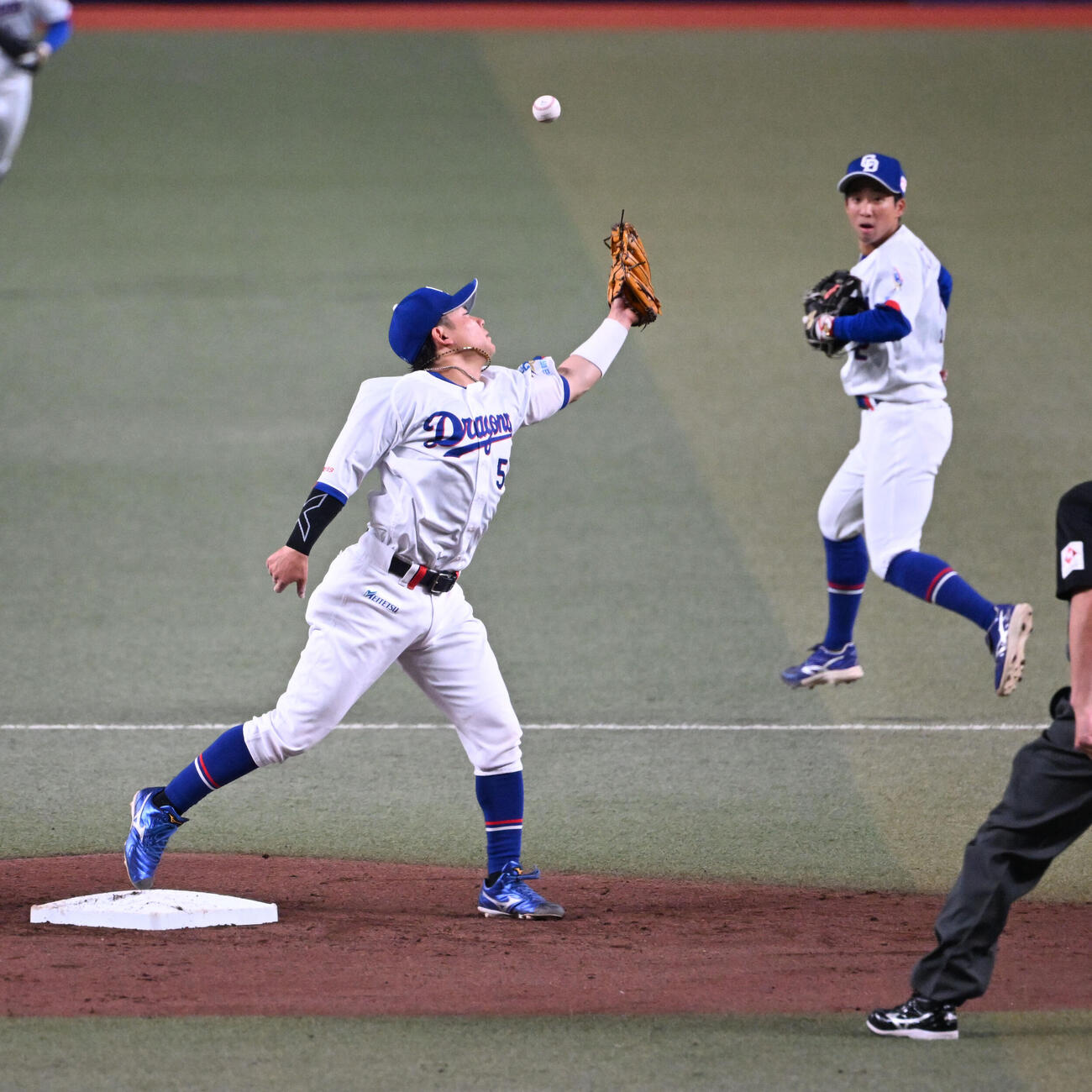 中日対巨人　1回表巨人1死一、二塁、門脇の投ゴロを中西は二塁に悪送球する、野手村松（撮影・和賀正仁）