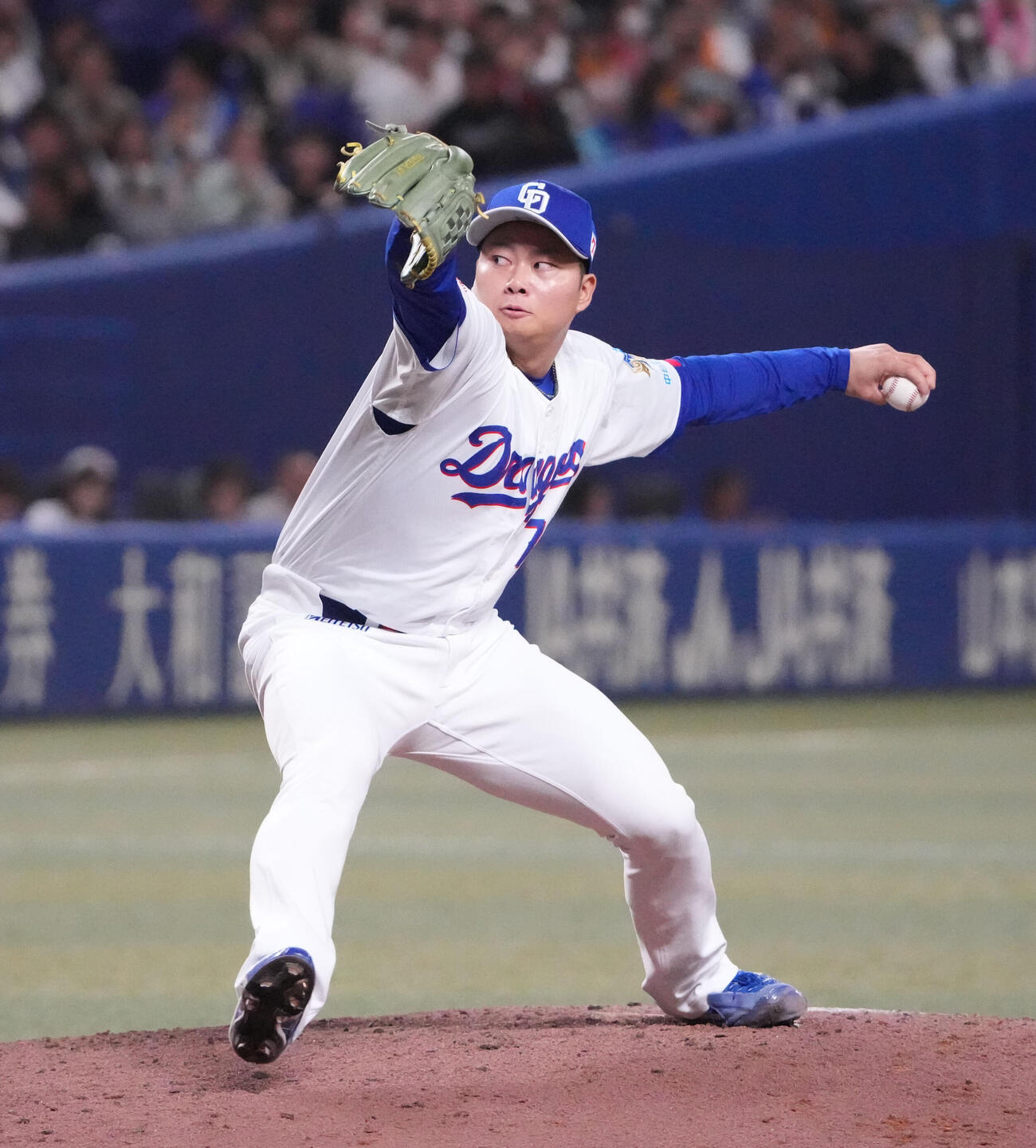 中日対巨人　6回表巨人1死一塁、中日2番手で登板する近藤（撮影・森本幸一）