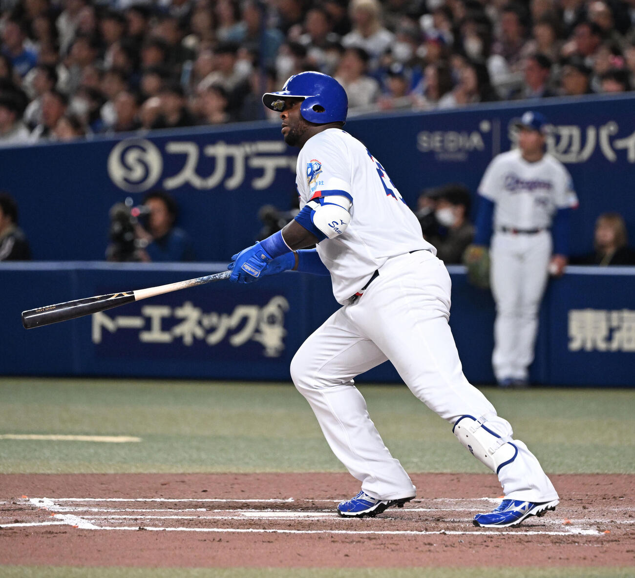 中日対巨人　6回裏中日2死一、二塁、左越え適時二塁打を放つサノー（撮影・和賀正仁）