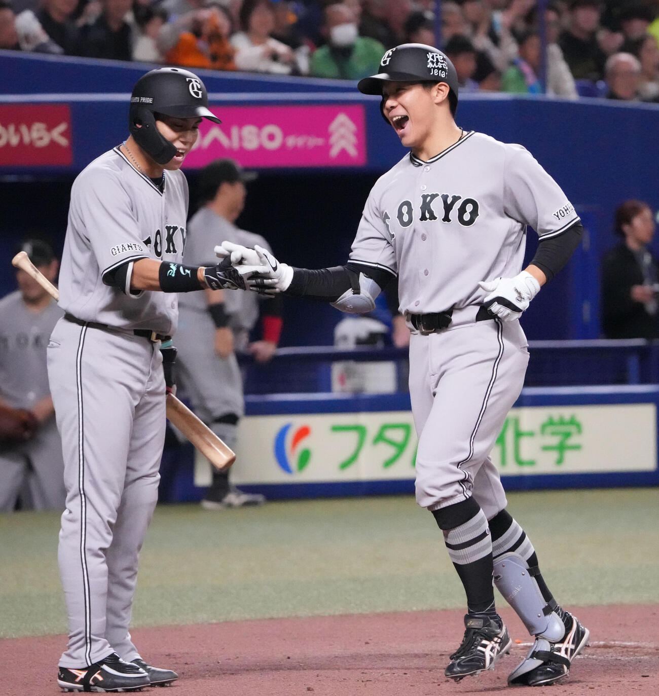 中日対巨人　6回表巨人1死、佐々木（右）は右越え本塁打を放ち生還する（撮影・森本幸一）