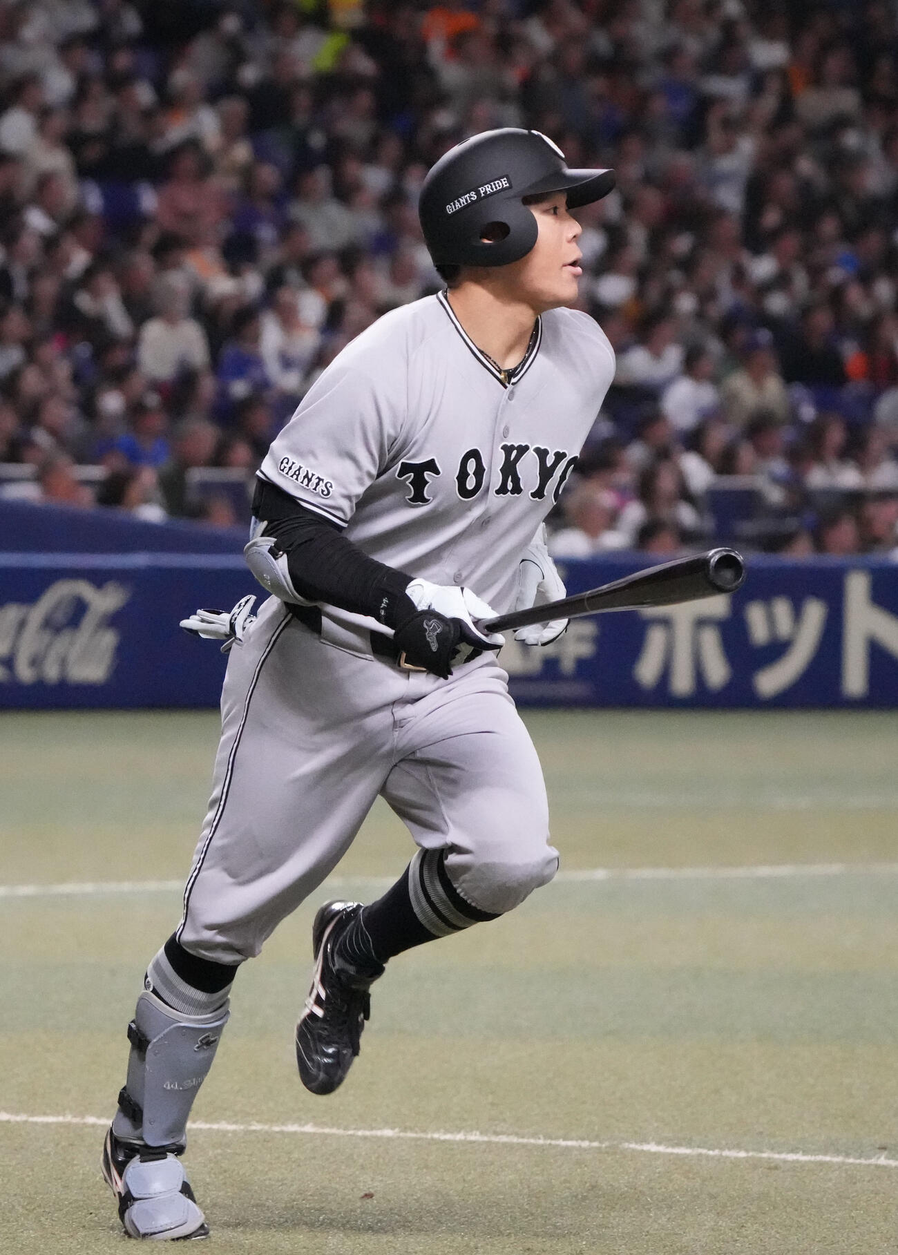 中日対巨人　6回表巨人1死、右越え本塁打を放つ佐々木（撮影・森本幸一）