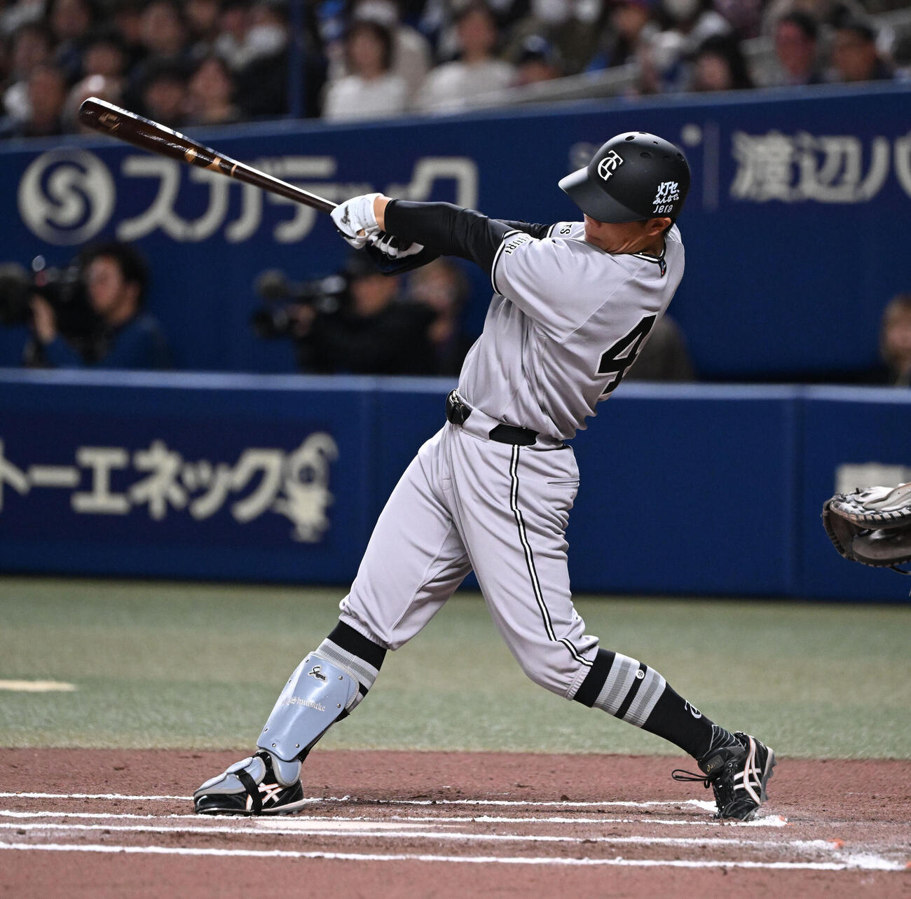 中日対巨人　6回表巨人1死、右中間にソロ本塁打を放つ佐々木（撮影・和賀正仁）