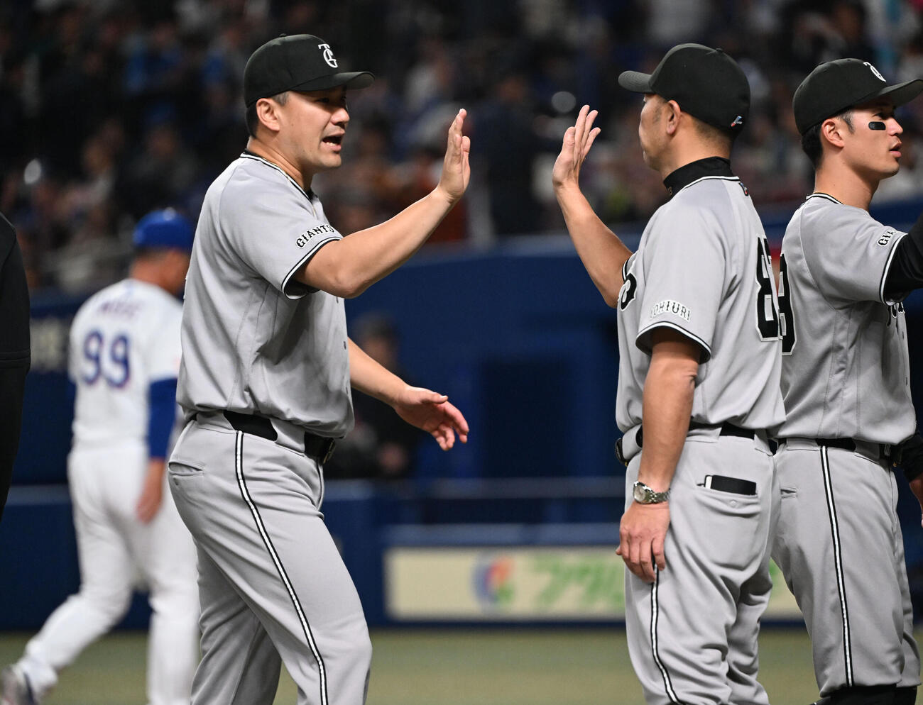 中日対巨人　9回を3人で締め、巨人阿部監督（右）とタッチする田中将（撮影・和賀正仁）