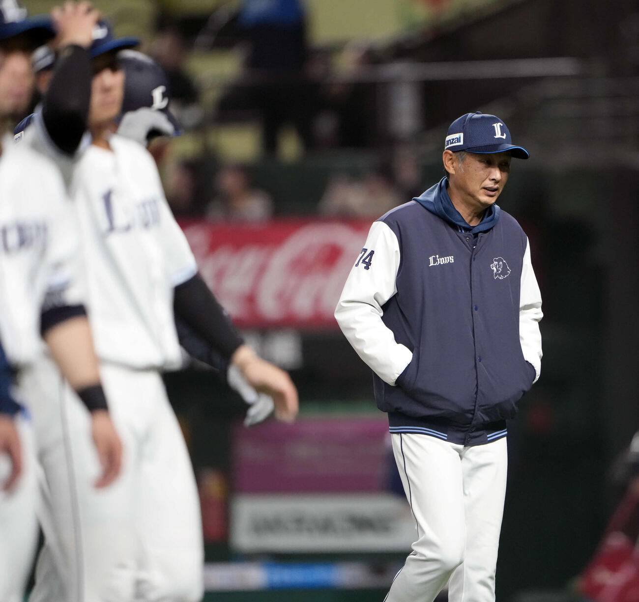 オリックスに敗れ引き上げる西武西口監督（撮影・小島史椰）