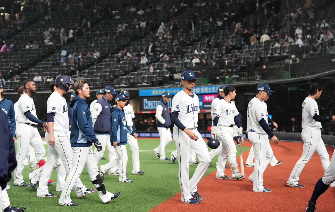 オリックスに敗れガックリする西武の選手たち（撮影・小島史椰）