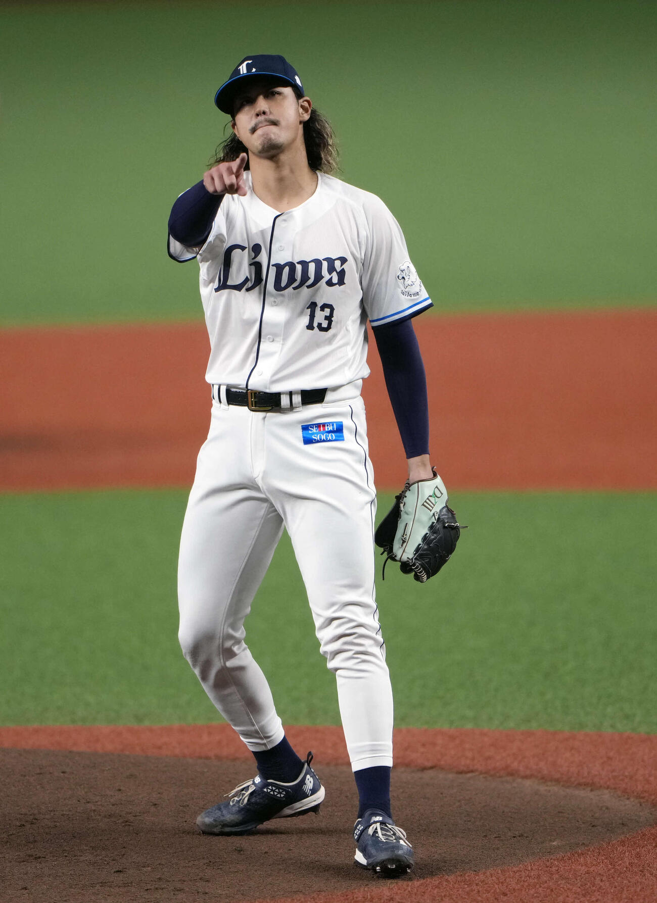 西武対オリックス　1回表オリックス無死一塁、宗の二盗を阻止し、指をさす高橋光（撮影・小島史椰）
