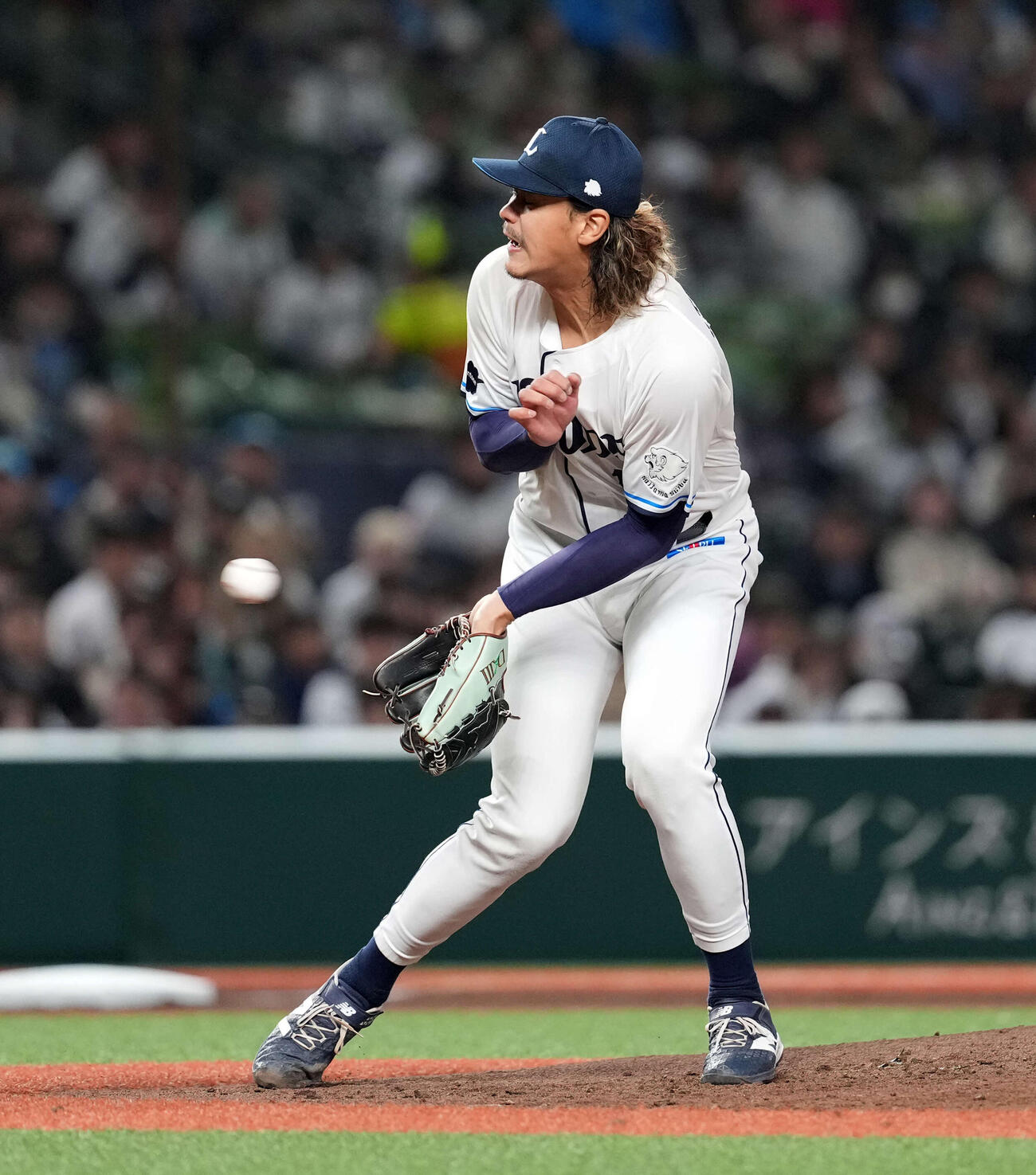 西武対オリックス　3回表西武無死、西野の打球を足に受ける西武の先発高橋光（撮影・たえ見朱実）