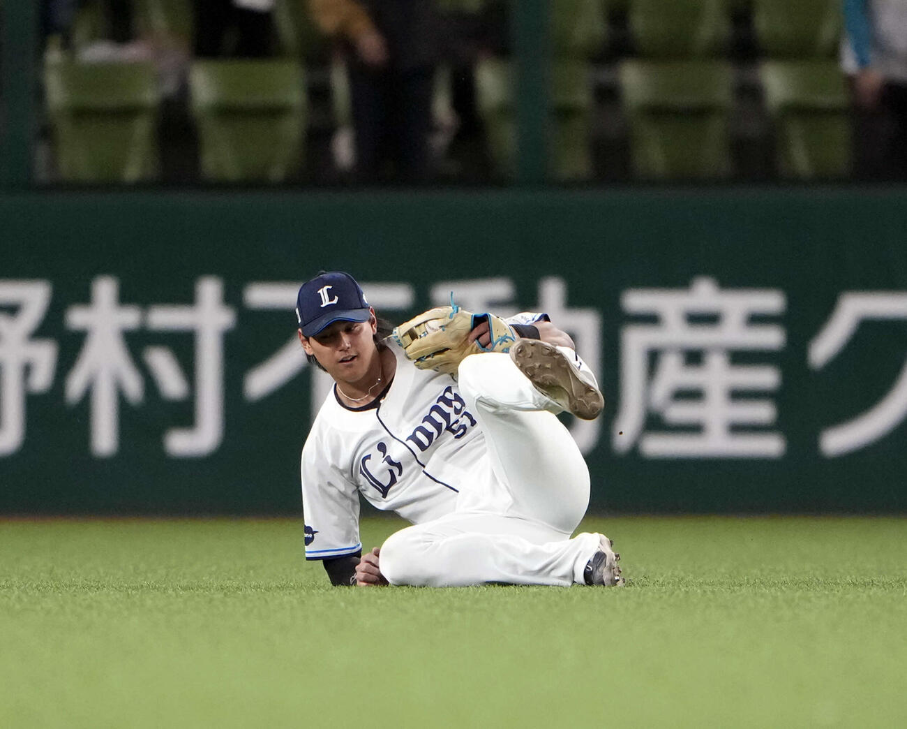 西武対オリックス　2回表オリックス2死一塁、紅林の中飛を好捕する西川（撮影・小島史椰）