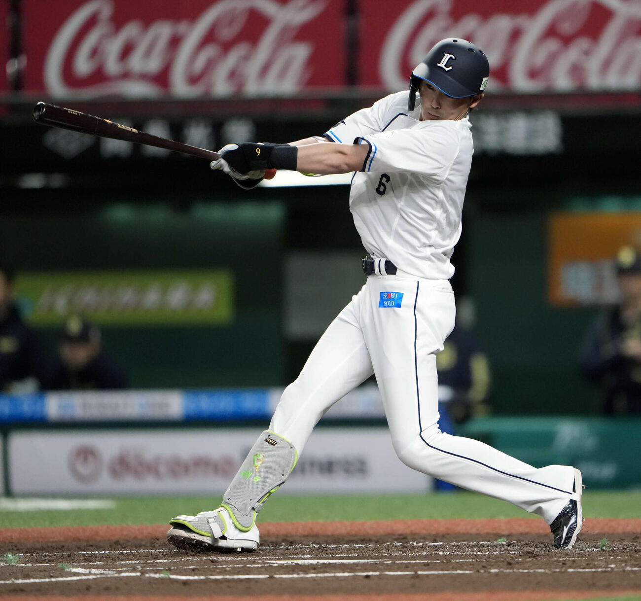 西武対オリックス　3回裏西武1死、中前打を放つ源田（撮影・小島史椰）
