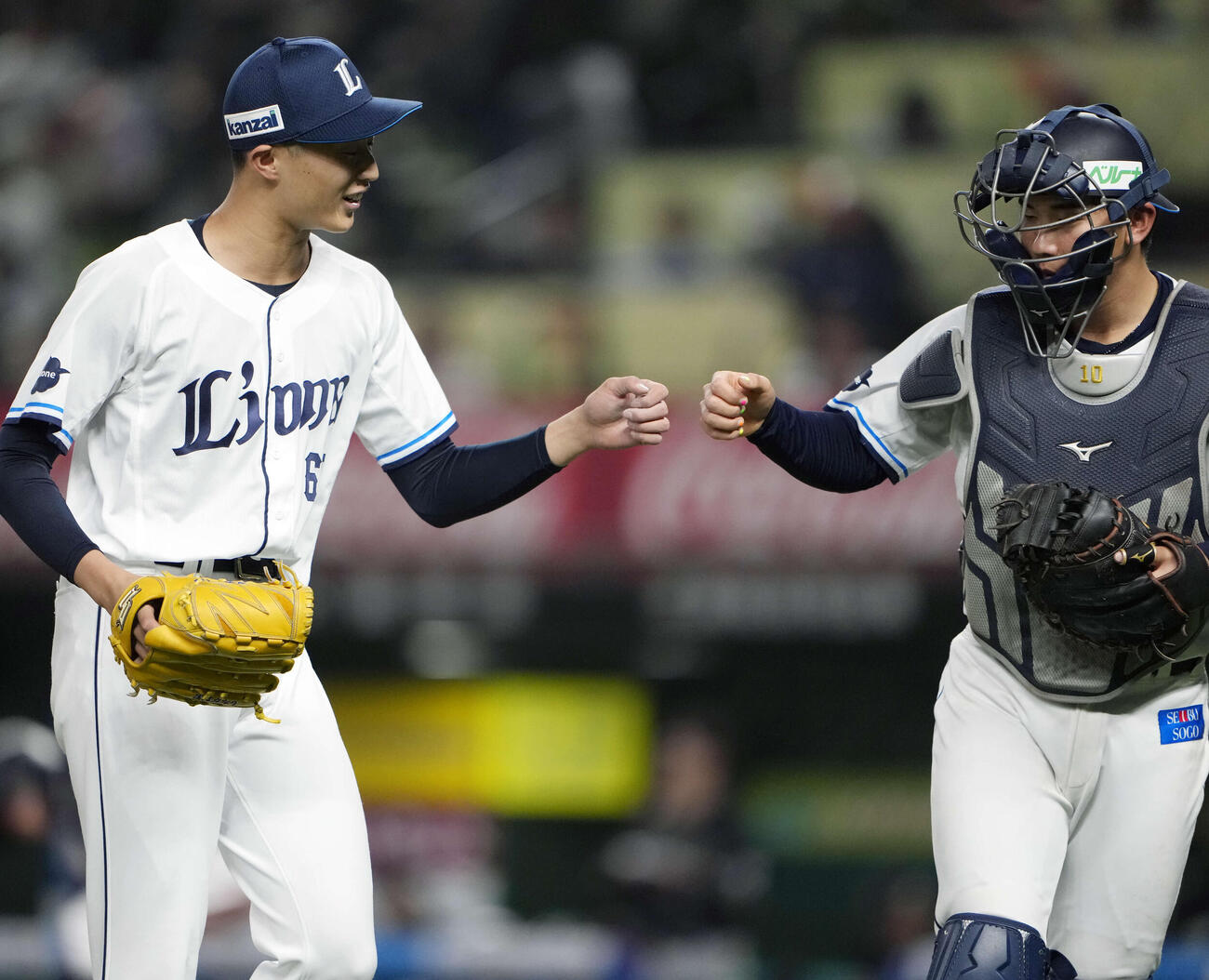 西武対オリックス　8回表オリックス2死二塁、中川を三ゴロに仕留めグータッチする冨士（左）と小島（撮影・小島史椰）