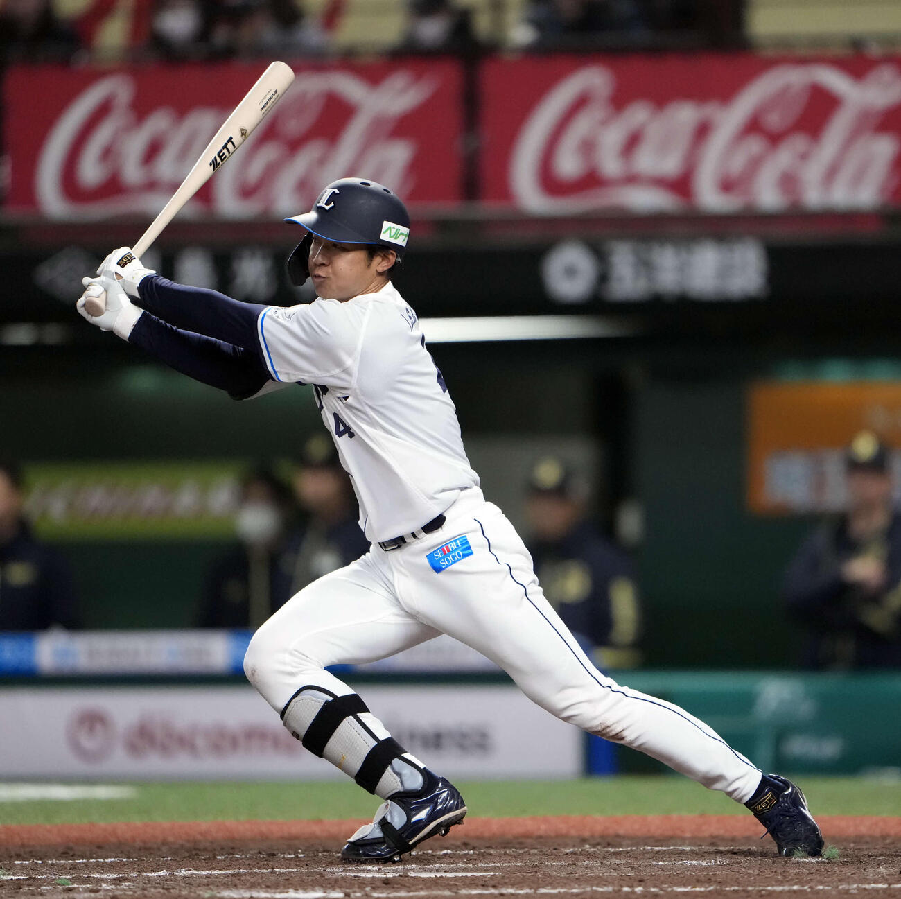 西武対オリックス　8回裏西武1死一塁、中前打を放つ石井（撮影・小島史椰）
